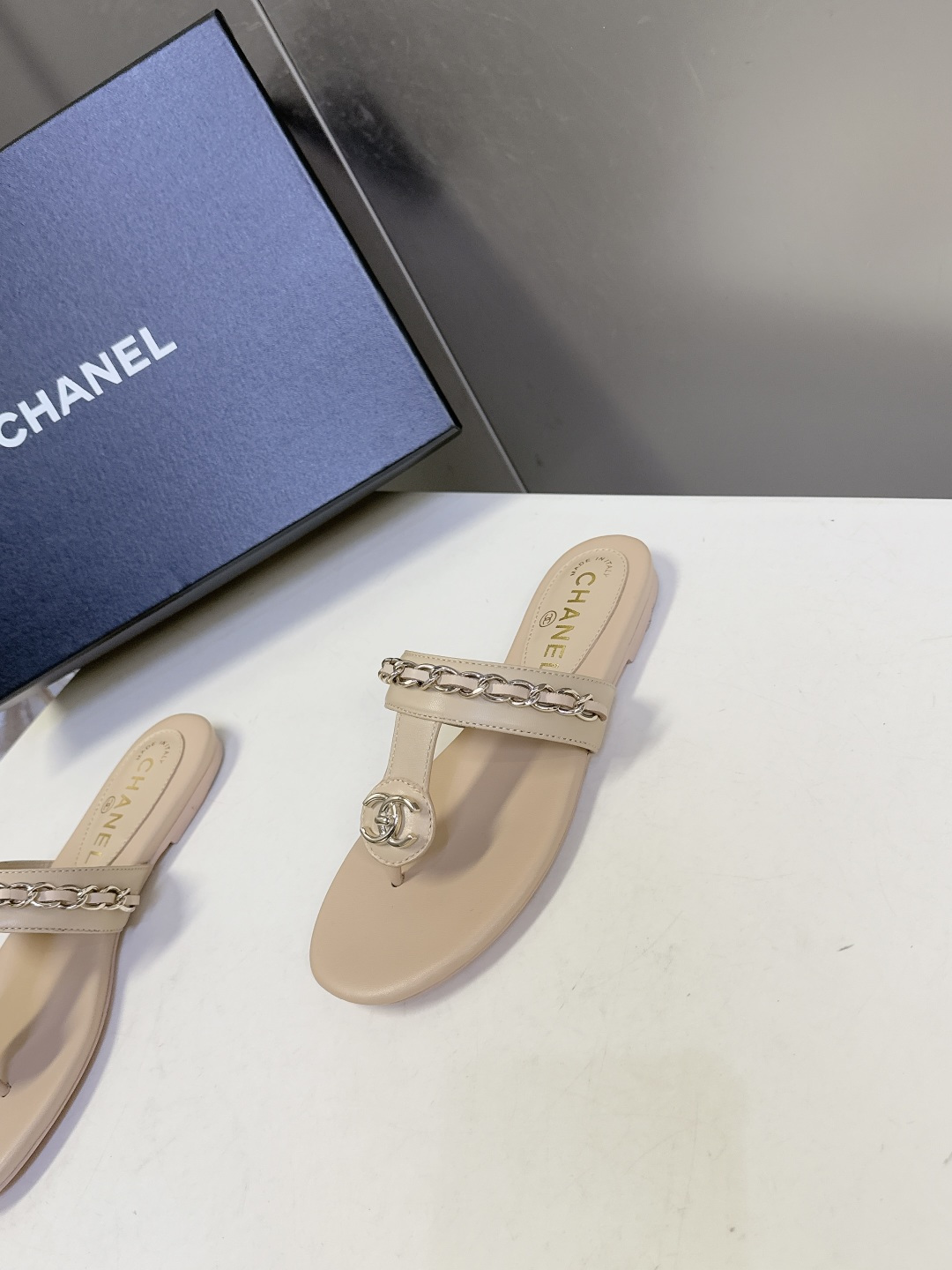 香奈儿CHANEL春夏最新款夹脚链条凉拖鞋超多明星网红种草 露趾无后跟凉拖设计 穿脱便捷平底结构日常行走