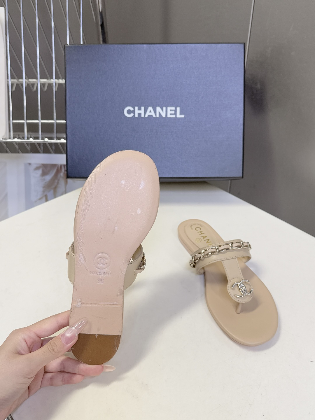 香奈儿CHANEL春夏最新款夹脚链条凉拖鞋超多明星网红种草 露趾无后跟凉拖设计 穿脱便捷平底结构日常行走