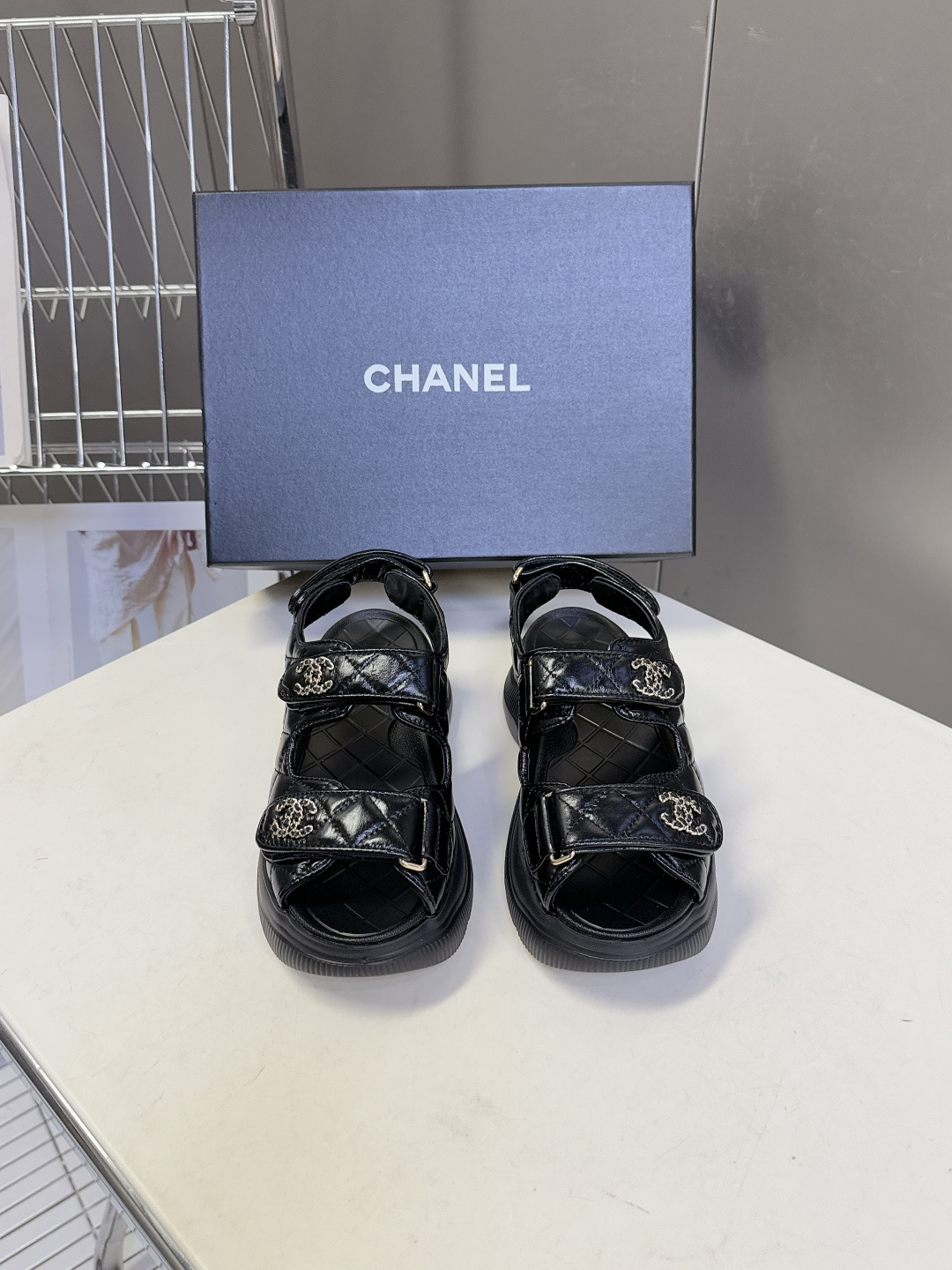 香奈儿CHANEL春夏最新款菱格纹魔术贴厚底运动凉鞋超多明星网红种草 露趾运动凉鞋结构 搭配厚底松糕底跟