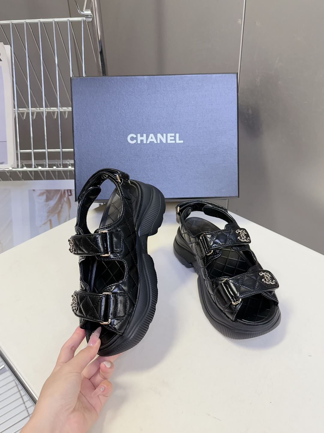 香奈儿CHANEL春夏最新款菱格纹魔术贴厚底运动凉鞋超多明星网红种草 露趾运动凉鞋结构 搭配厚底松糕底跟