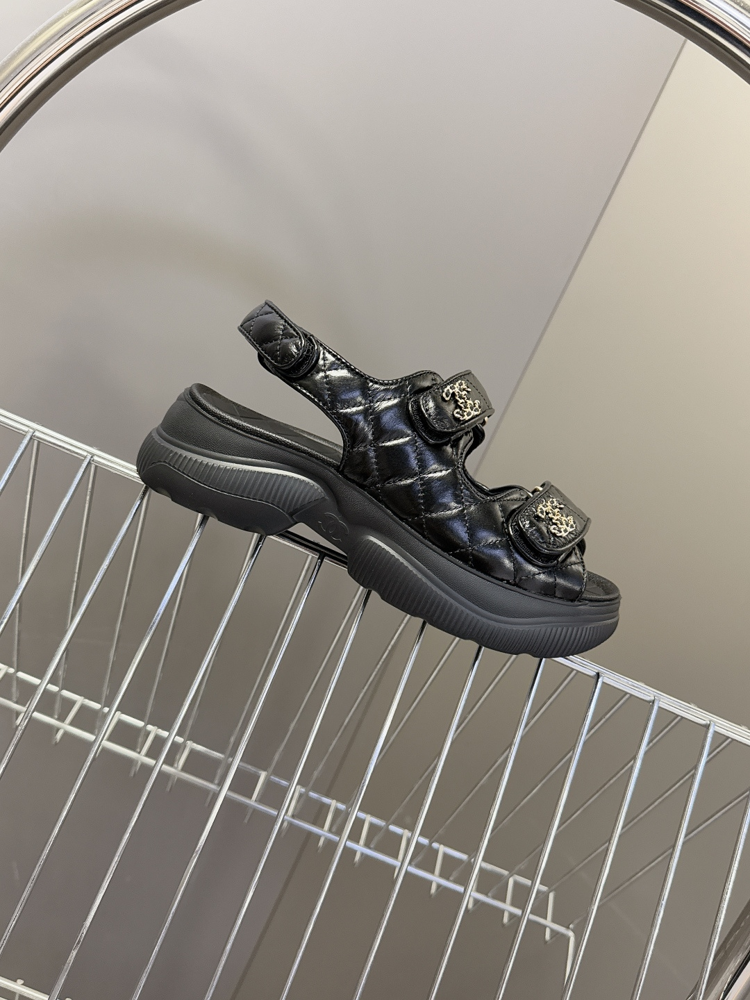 香奈儿CHANEL春夏最新款菱格纹魔术贴厚底运动凉鞋超多明星网红种草 露趾运动凉鞋结构 搭配厚底松糕底跟