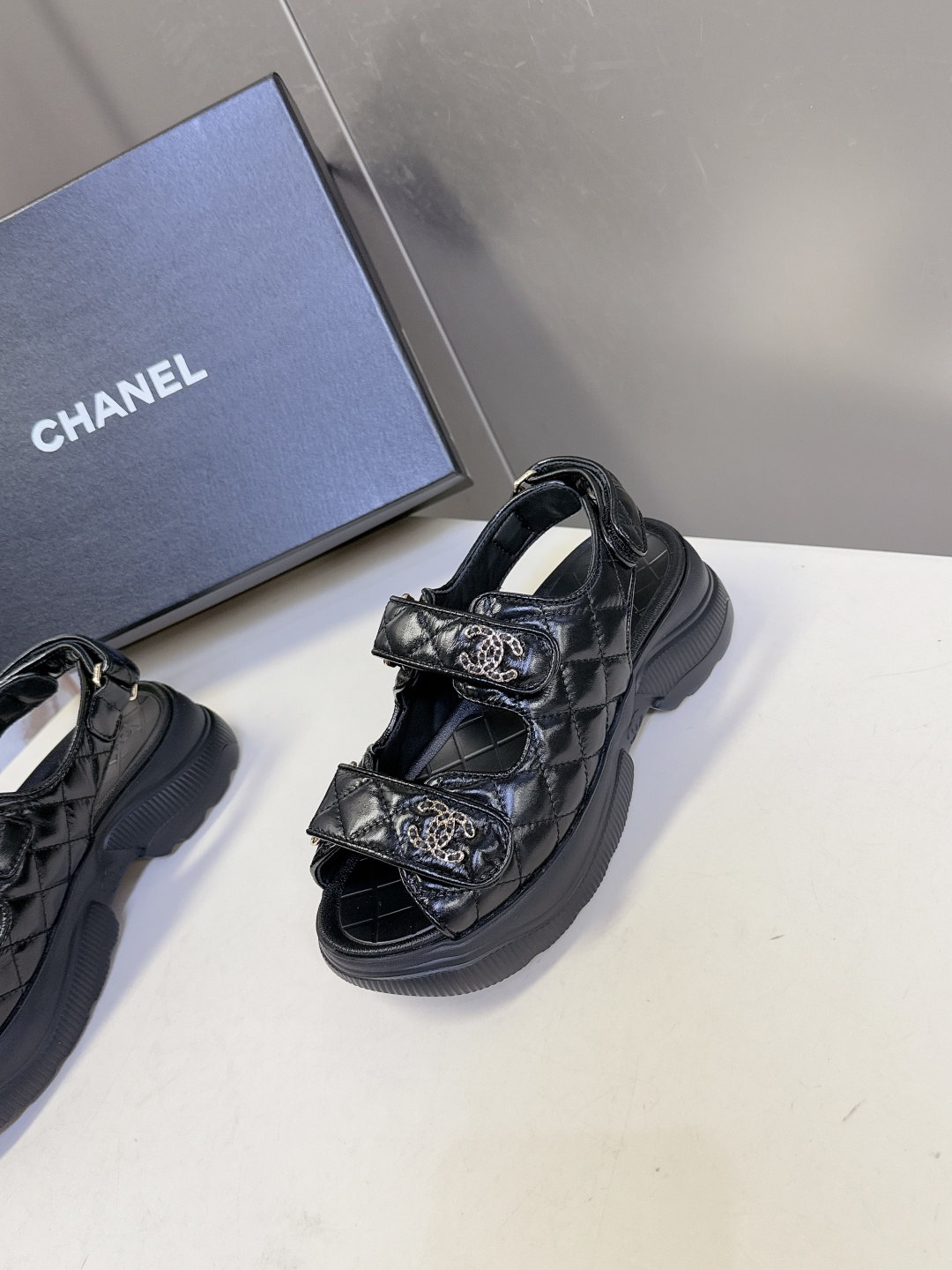 香奈儿CHANEL春夏最新款菱格纹魔术贴厚底运动凉鞋超多明星网红种草 露趾运动凉鞋结构 搭配厚底松糕底跟