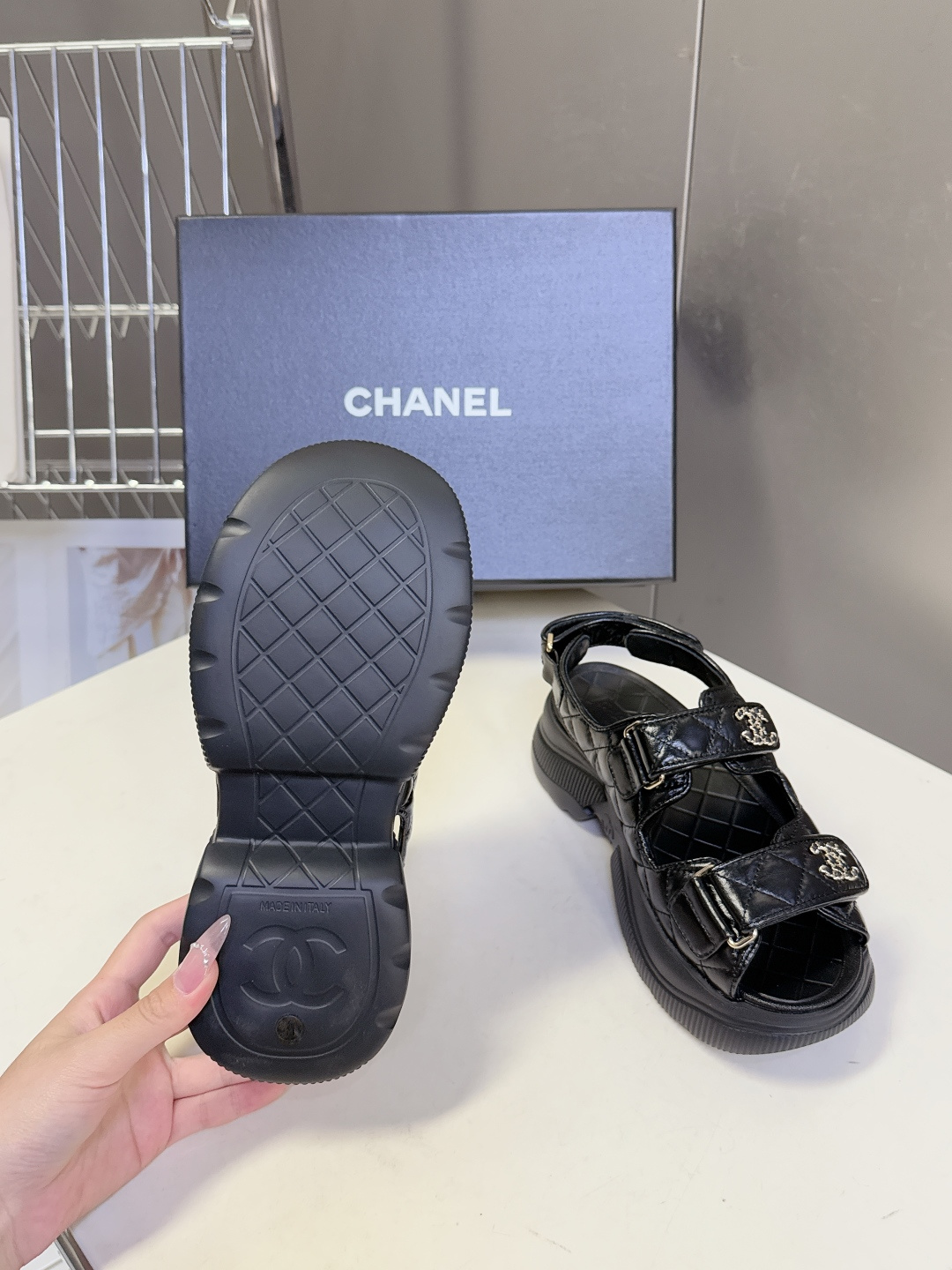 香奈儿CHANEL春夏最新款菱格纹魔术贴厚底运动凉鞋超多明星网红种草 露趾运动凉鞋结构 搭配厚底松糕底跟