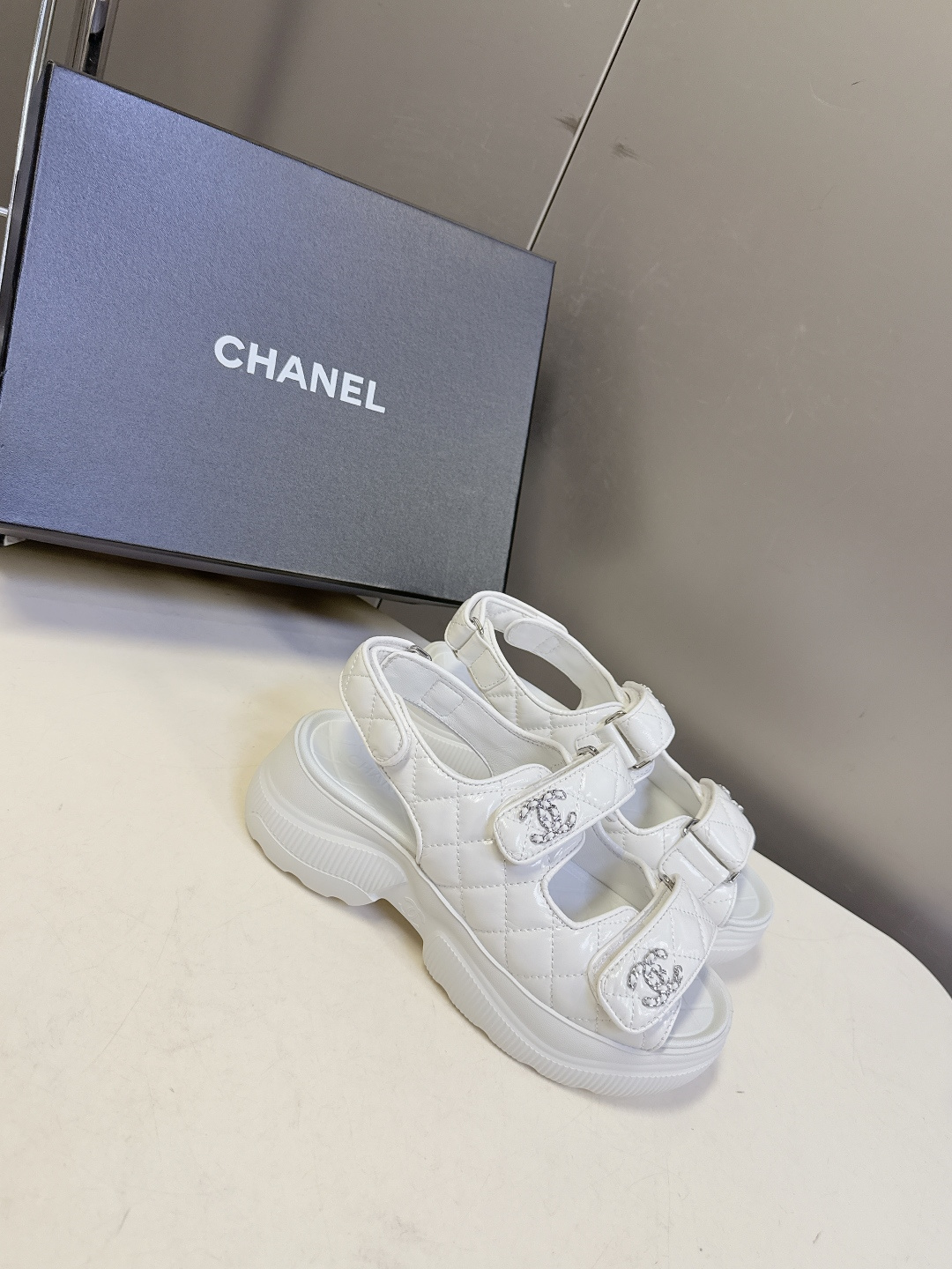 香奈儿CHANEL春夏最新款菱格纹魔术贴厚底运动凉鞋超多明星网红种草 露趾运动凉鞋结构 搭配厚底松糕底跟