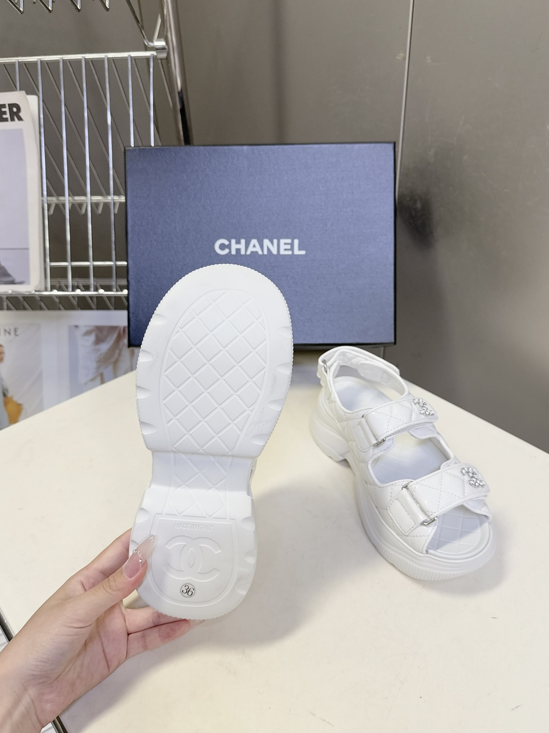 香奈儿CHANEL春夏最新款菱格纹魔术贴厚底运动凉鞋超多明星网红种草 露趾运动凉鞋结构 搭配厚底松糕底跟