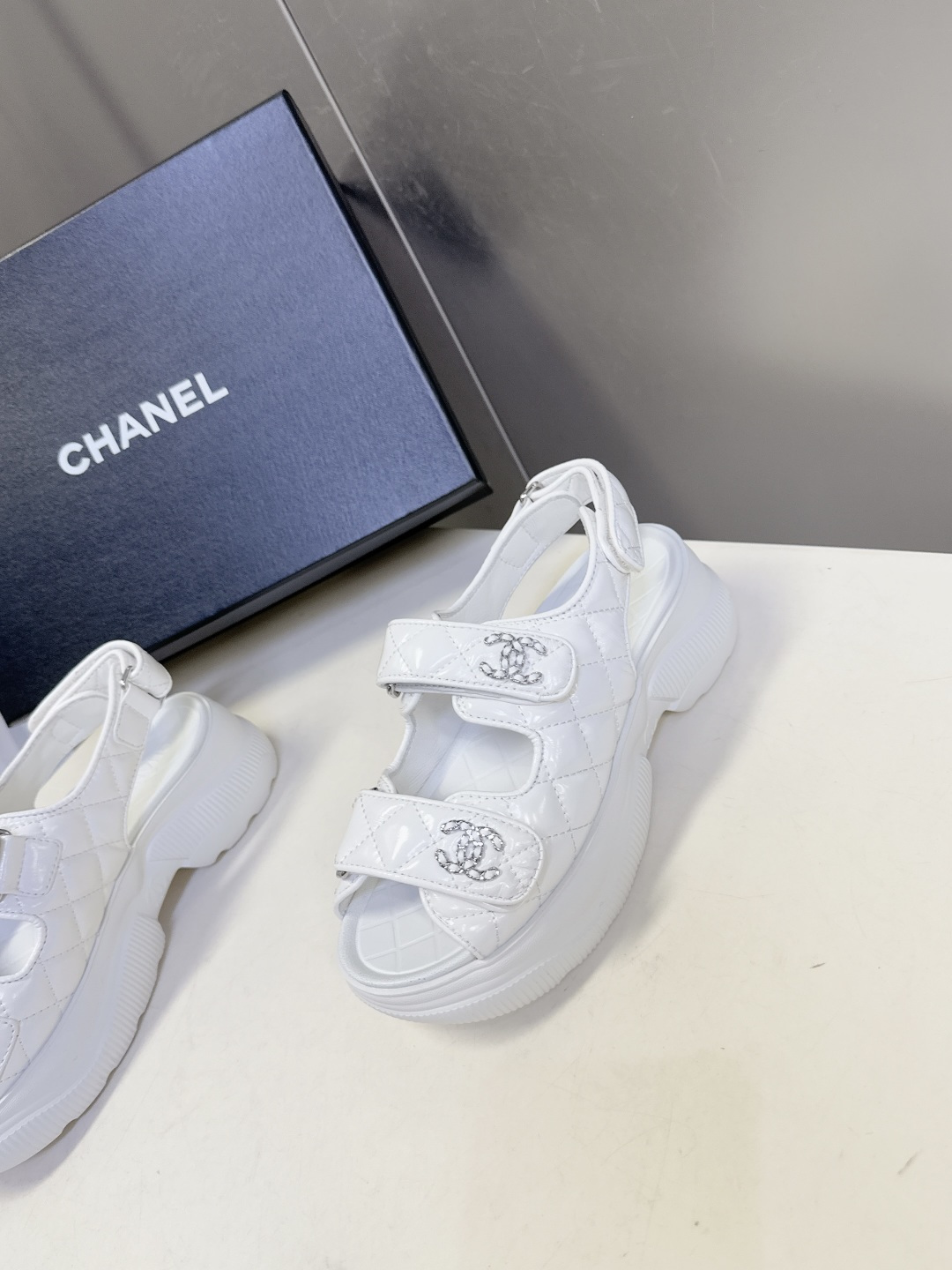 香奈儿CHANEL春夏最新款菱格纹魔术贴厚底运动凉鞋超多明星网红种草 露趾运动凉鞋结构 搭配厚底松糕底跟