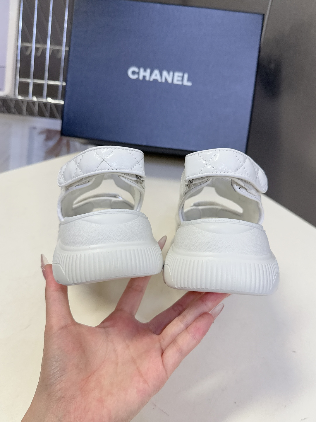 香奈儿CHANEL春夏最新款菱格纹魔术贴厚底运动凉鞋超多明星网红种草 露趾运动凉鞋结构 搭配厚底松糕底跟