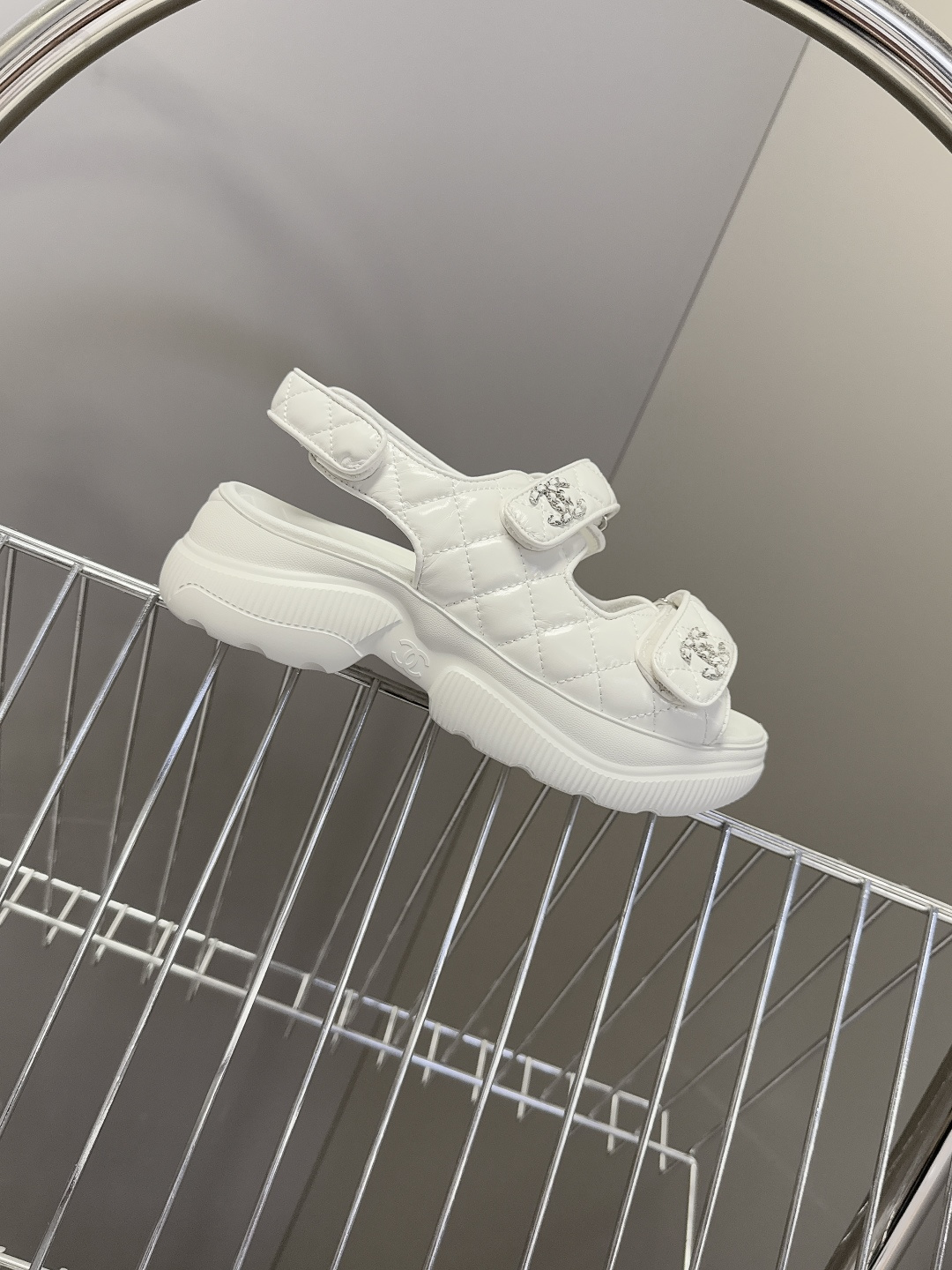 香奈儿CHANEL春夏最新款菱格纹魔术贴厚底运动凉鞋超多明星网红种草 露趾运动凉鞋结构 搭配厚底松糕底跟