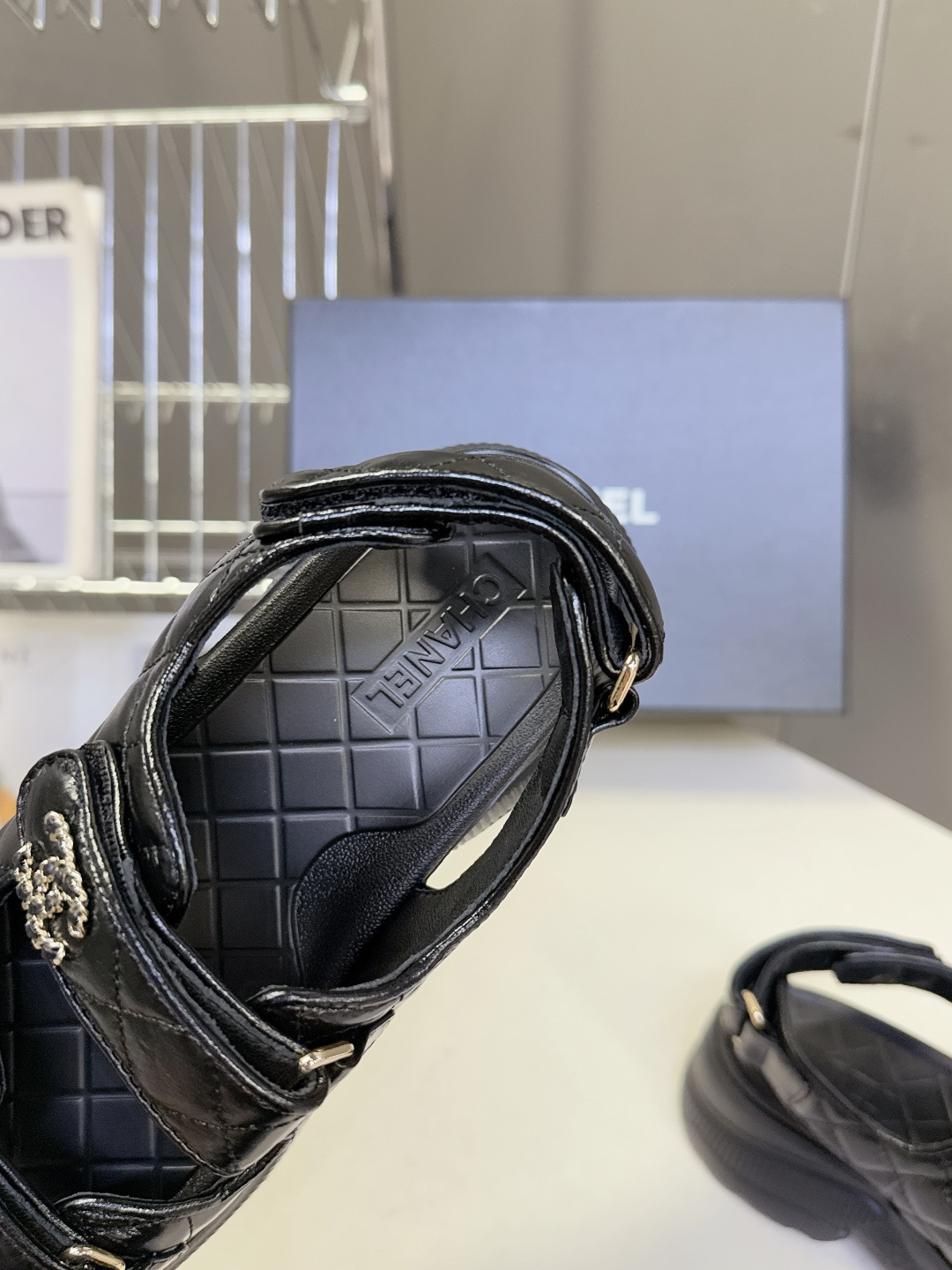 香奈儿CHANEL春夏最新款菱格纹魔术贴厚底运动凉鞋超多明星网红种草 露趾运动凉鞋结构 搭配厚底松糕底跟