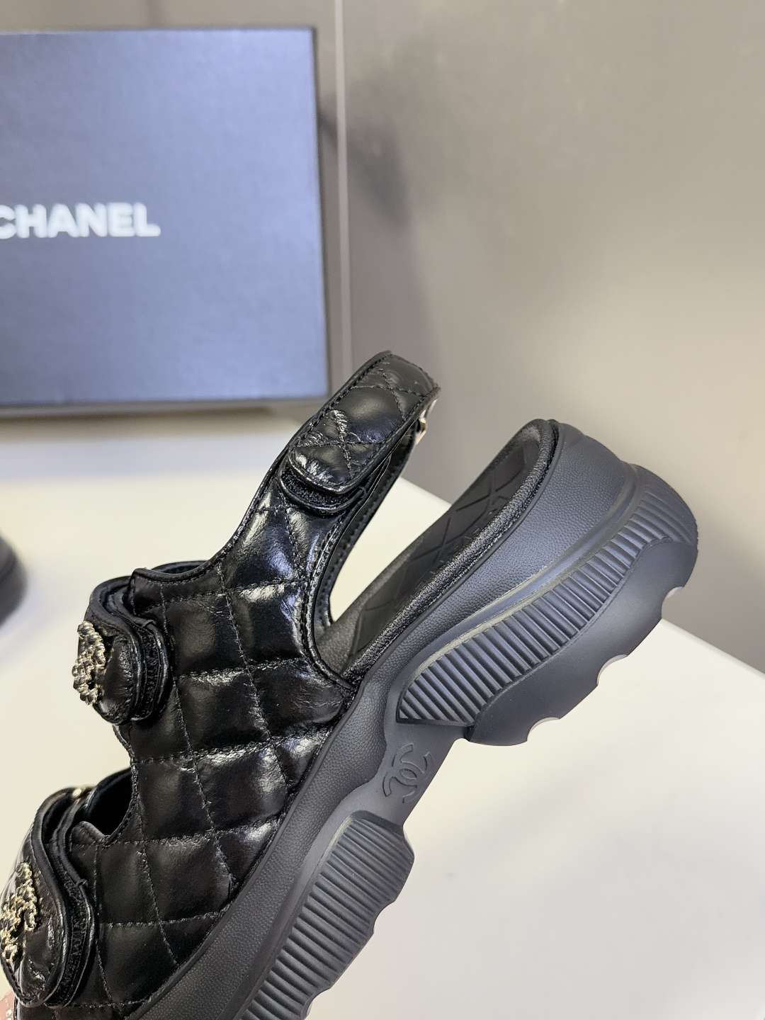 香奈儿CHANEL春夏最新款菱格纹魔术贴厚底运动凉鞋超多明星网红种草 露趾运动凉鞋结构 搭配厚底松糕底跟