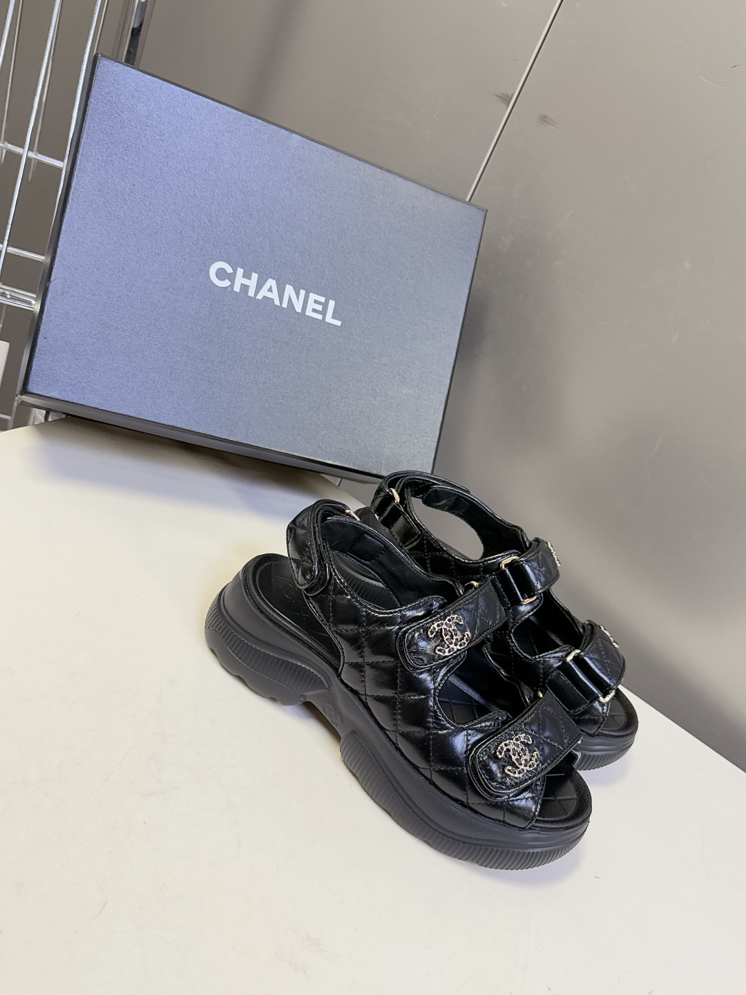 香奈儿CHANEL春夏最新款菱格纹魔术贴厚底运动凉鞋超多明星网红种草 露趾运动凉鞋结构 搭配厚底松糕底跟