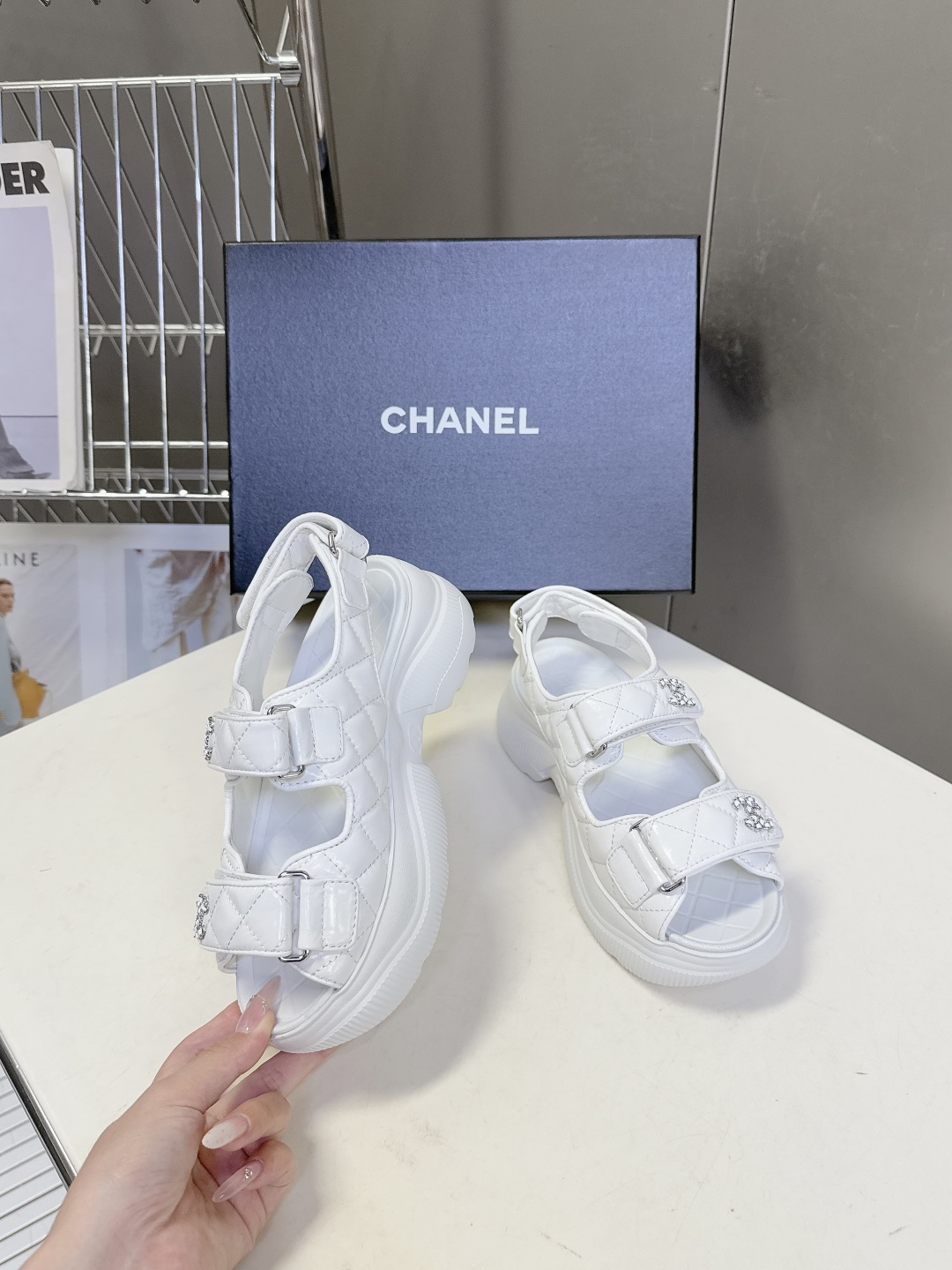 香奈儿CHANEL春夏最新款菱格纹魔术贴厚底运动凉鞋超多明星网红种草 露趾运动凉鞋结构 搭配厚底松糕底跟