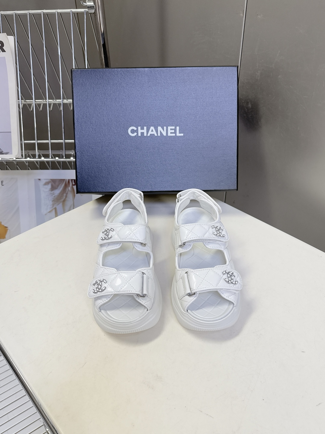 香奈儿CHANEL春夏最新款菱格纹魔术贴厚底运动凉鞋超多明星网红种草 露趾运动凉鞋结构 搭配厚底松糕底跟