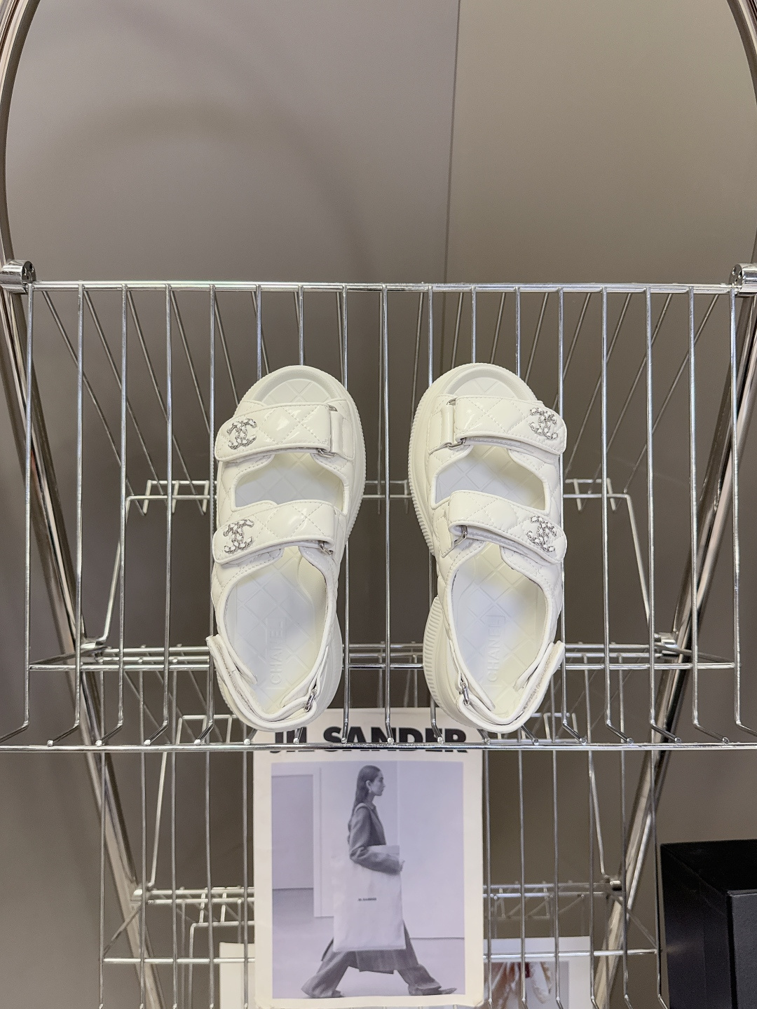 香奈儿CHANEL春夏最新款菱格纹魔术贴厚底运动凉鞋超多明星网红种草 露趾运动凉鞋结构 搭配厚底松糕底跟