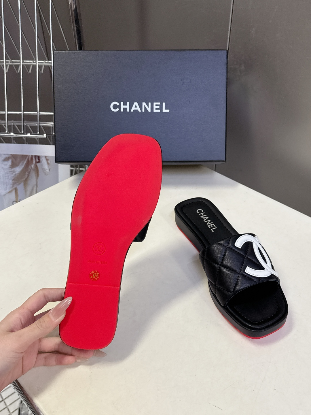 香奈儿CHANEL春夏最新款菱格纹厚底一字拖 超多明星网红种草 一字露趾凉拖设计，搭配厚底坡跟 能自然拉
