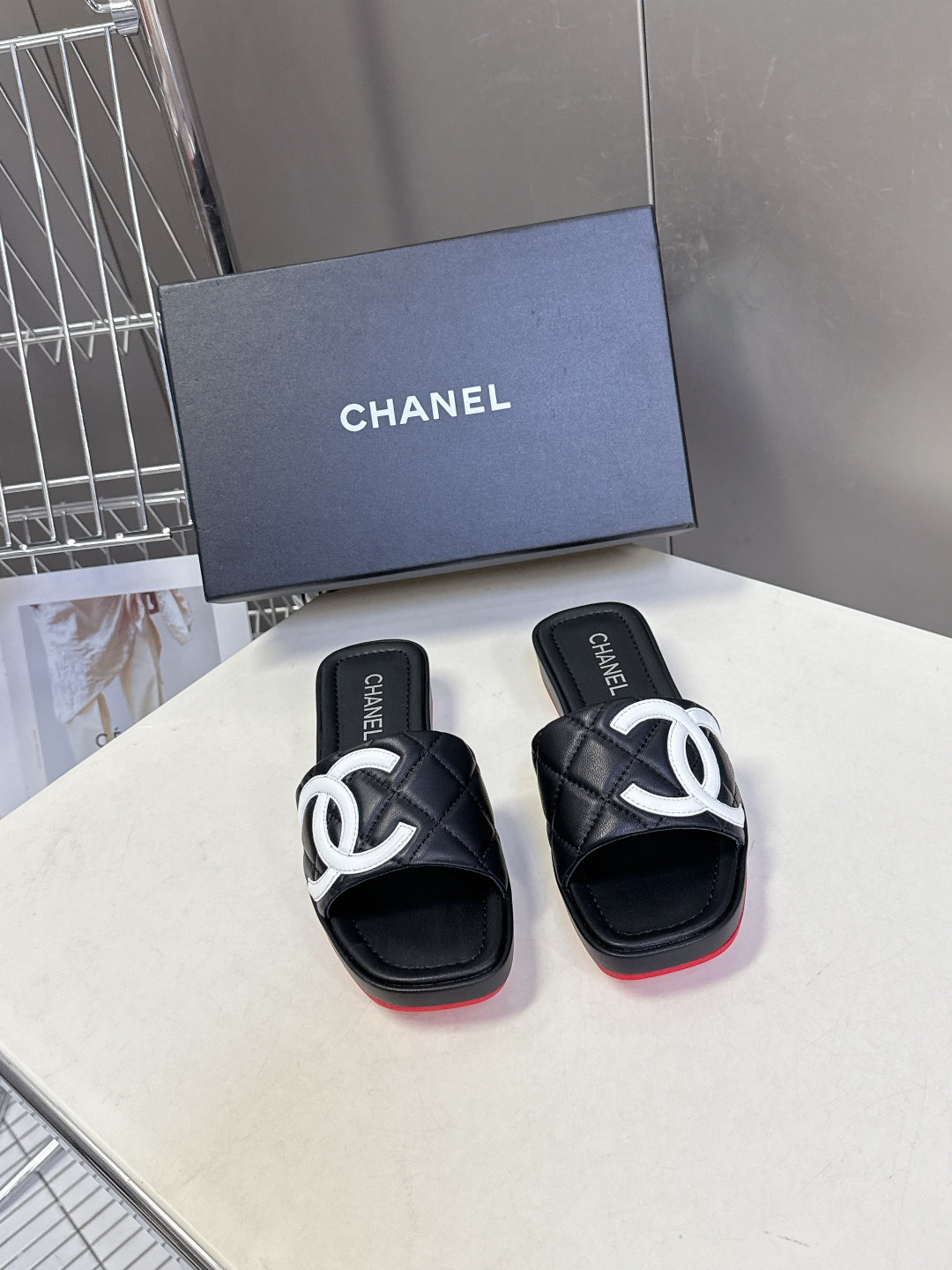 香奈儿CHANEL春夏最新款菱格纹厚底一字拖 超多明星网红种草 一字露趾凉拖设计，搭配厚底坡跟 能自然拉