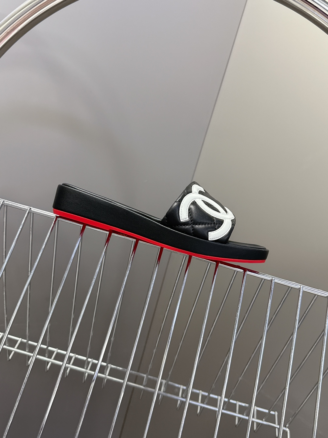 香奈儿CHANEL春夏最新款菱格纹厚底一字拖 超多明星网红种草 一字露趾凉拖设计，搭配厚底坡跟 能自然拉