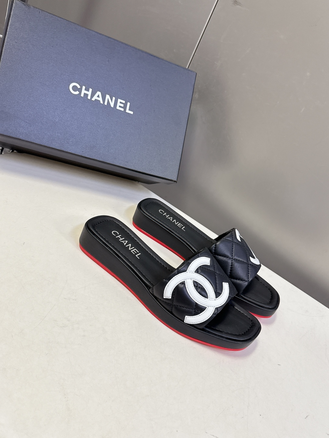 香奈儿CHANEL春夏最新款菱格纹厚底一字拖 超多明星网红种草 一字露趾凉拖设计，搭配厚底坡跟 能自然拉