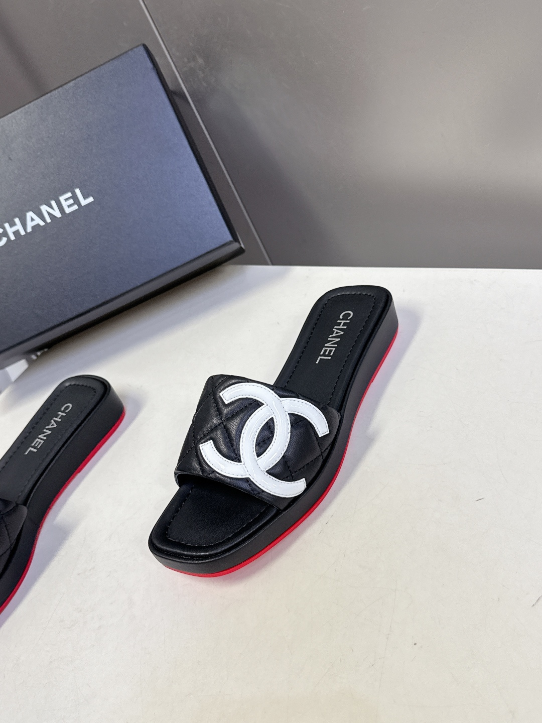 香奈儿CHANEL春夏最新款菱格纹厚底一字拖 超多明星网红种草 一字露趾凉拖设计，搭配厚底坡跟 能自然拉