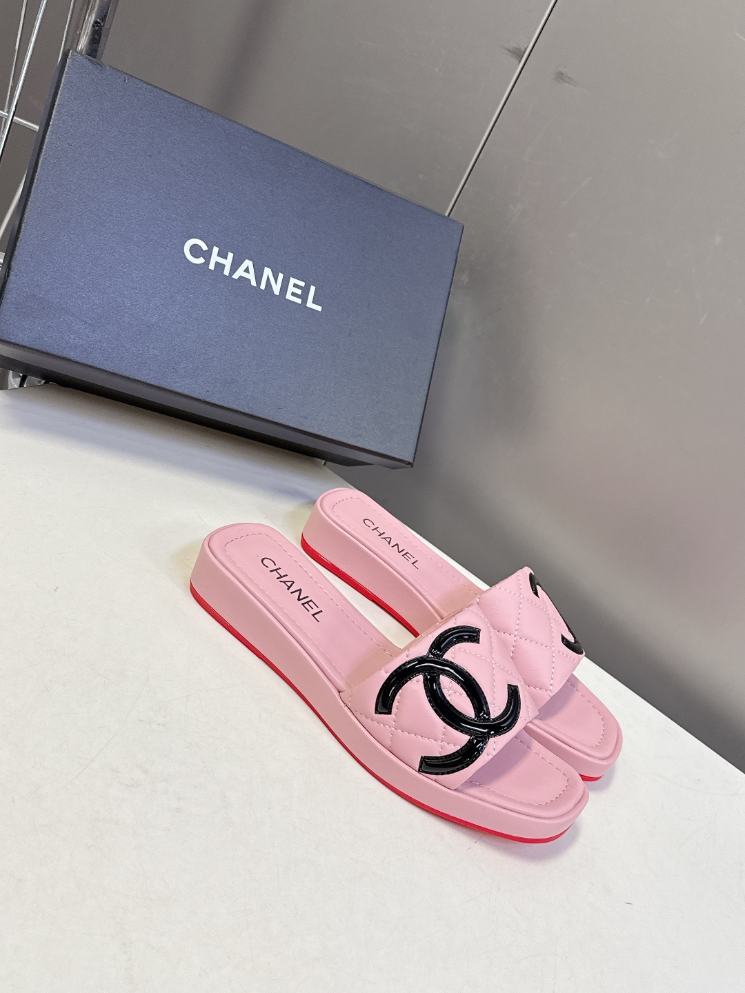 香奈儿CHANEL春夏最新款菱格纹厚底一字拖 超多明星网红种草 一字露趾凉拖设计，搭配厚底坡跟 能自然拉