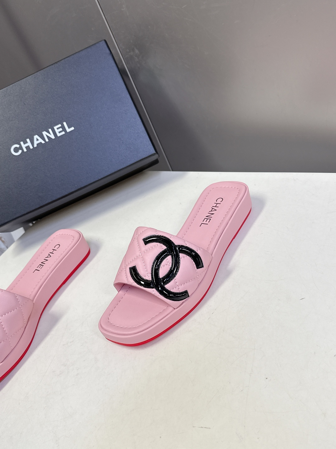 香奈儿CHANEL春夏最新款菱格纹厚底一字拖 超多明星网红种草 一字露趾凉拖设计，搭配厚底坡跟 能自然拉