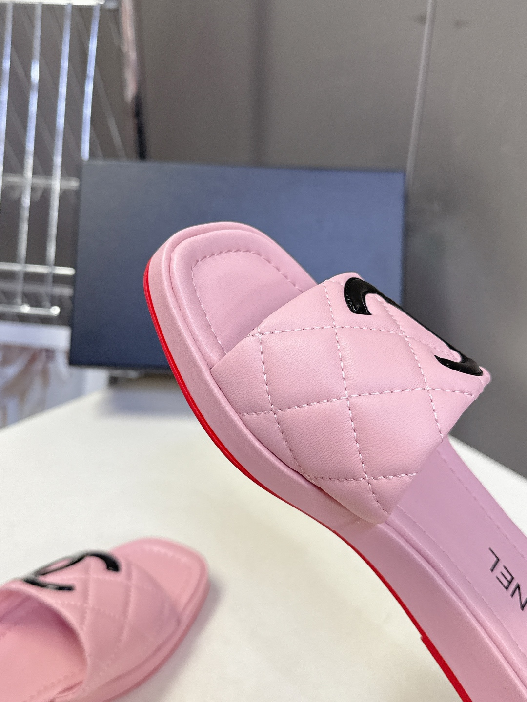 香奈儿CHANEL春夏最新款菱格纹厚底一字拖 超多明星网红种草 一字露趾凉拖设计，搭配厚底坡跟 能自然拉