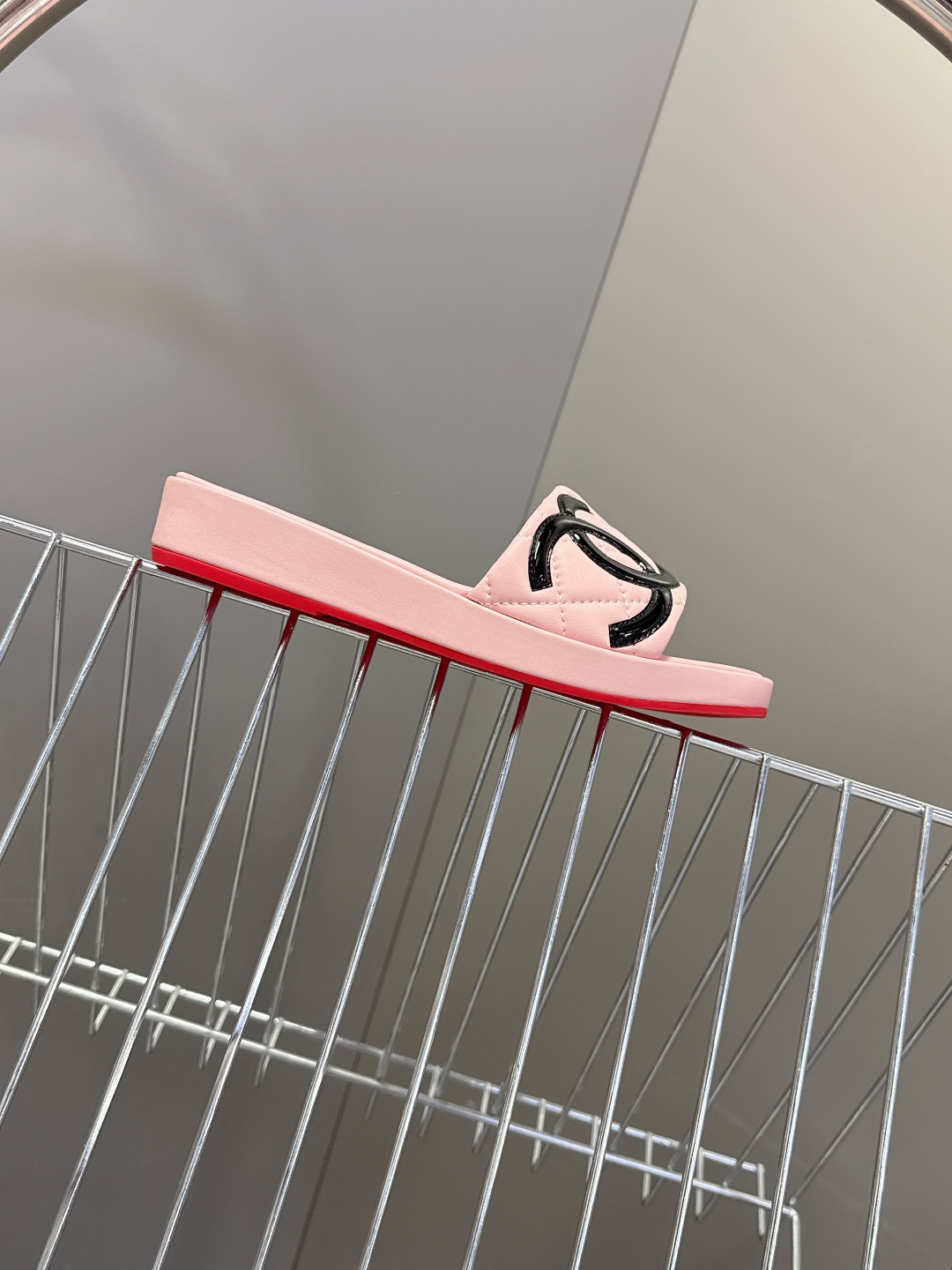 香奈儿CHANEL春夏最新款菱格纹厚底一字拖 超多明星网红种草 一字露趾凉拖设计，搭配厚底坡跟 能自然拉