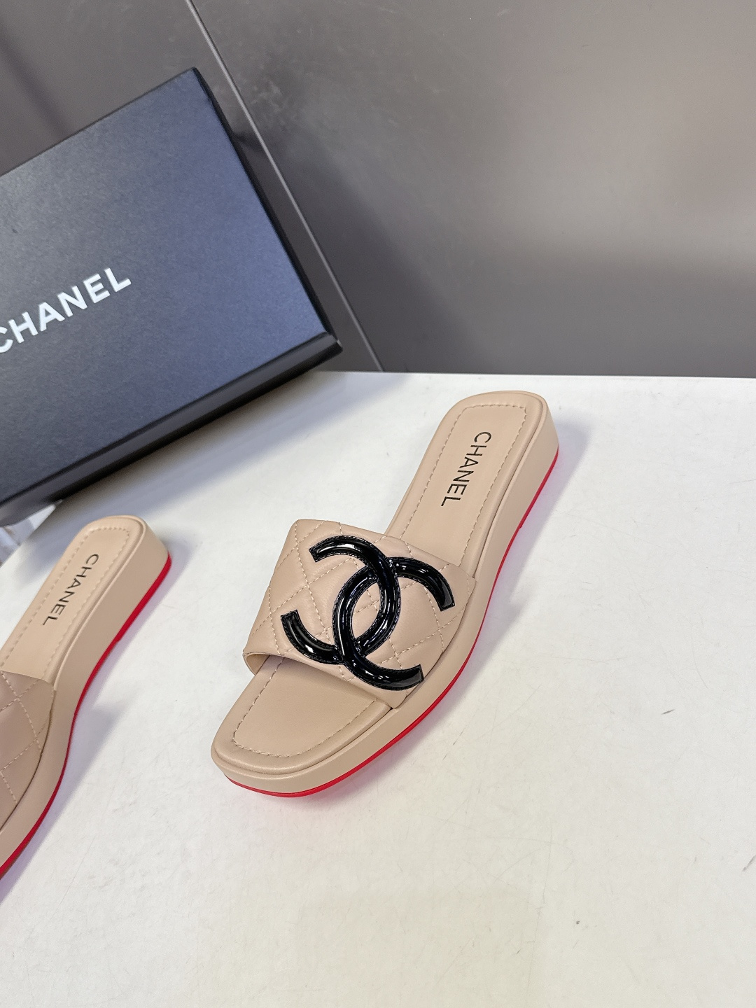 香奈儿CHANEL春夏最新款菱格纹厚底一字拖 超多明星网红种草 一字露趾凉拖设计，搭配厚底坡跟 能自然拉