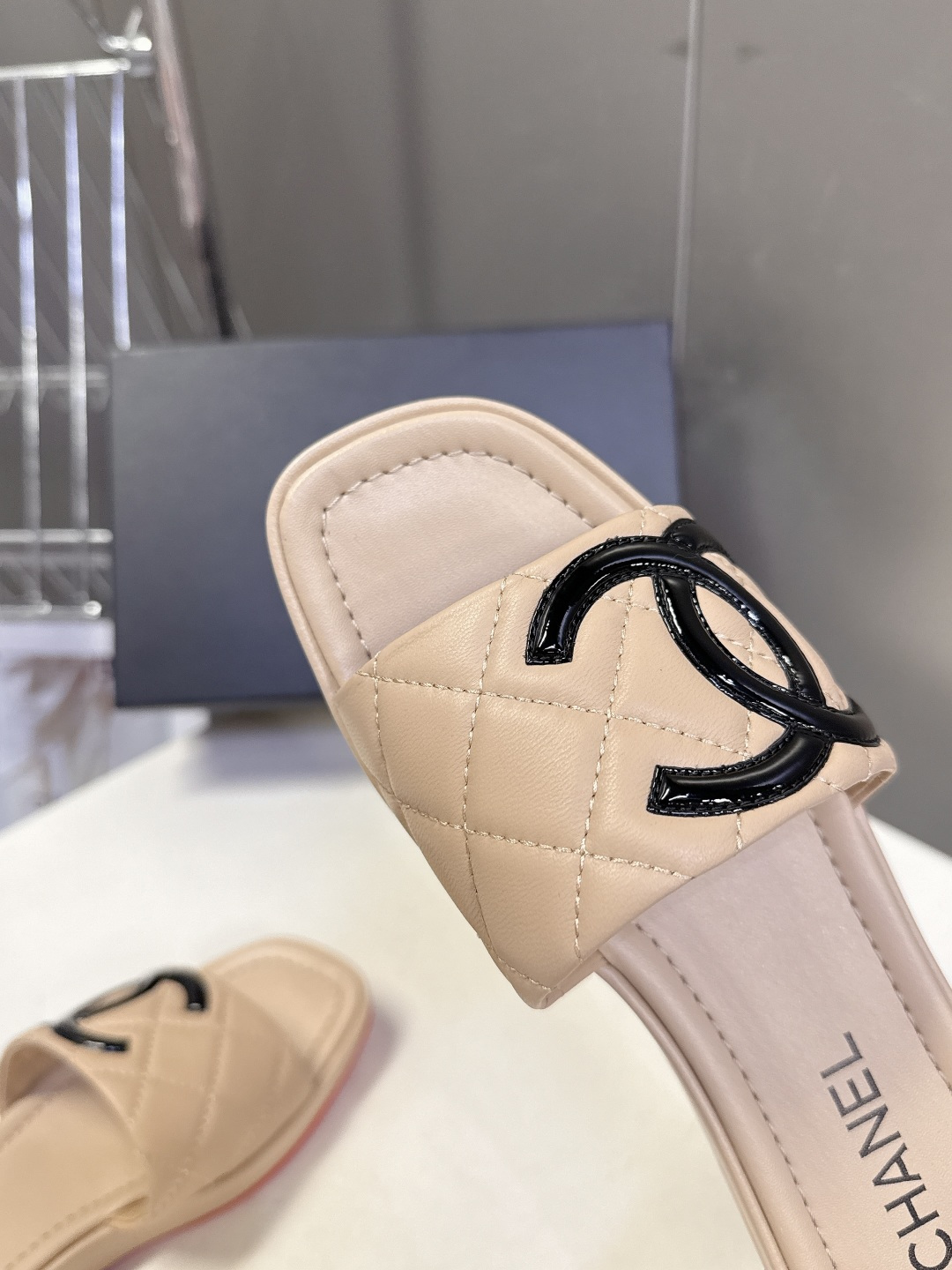 香奈儿CHANEL春夏最新款菱格纹厚底一字拖 超多明星网红种草 一字露趾凉拖设计，搭配厚底坡跟 能自然拉