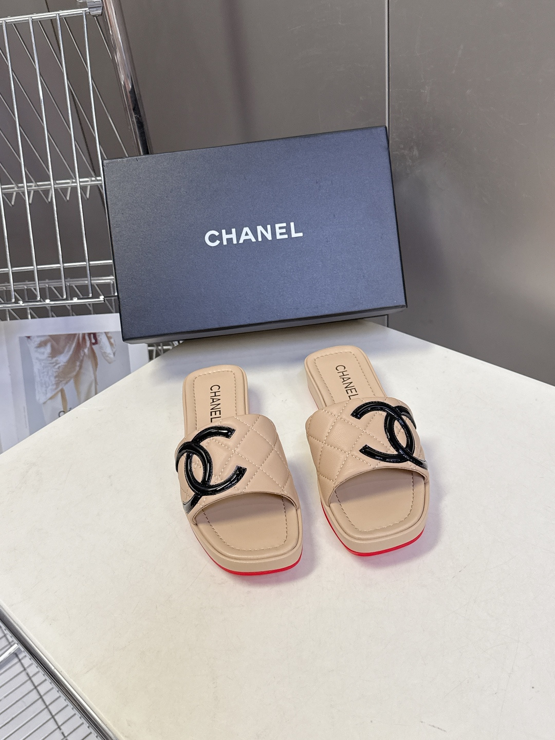 香奈儿CHANEL春夏最新款菱格纹厚底一字拖 超多明星网红种草 一字露趾凉拖设计，搭配厚底坡跟 能自然拉