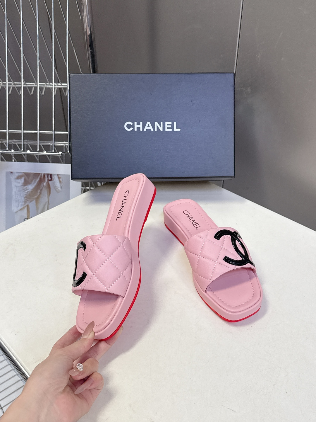 香奈儿CHANEL春夏最新款菱格纹厚底一字拖 超多明星网红种草 一字露趾凉拖设计，搭配厚底坡跟 能自然拉