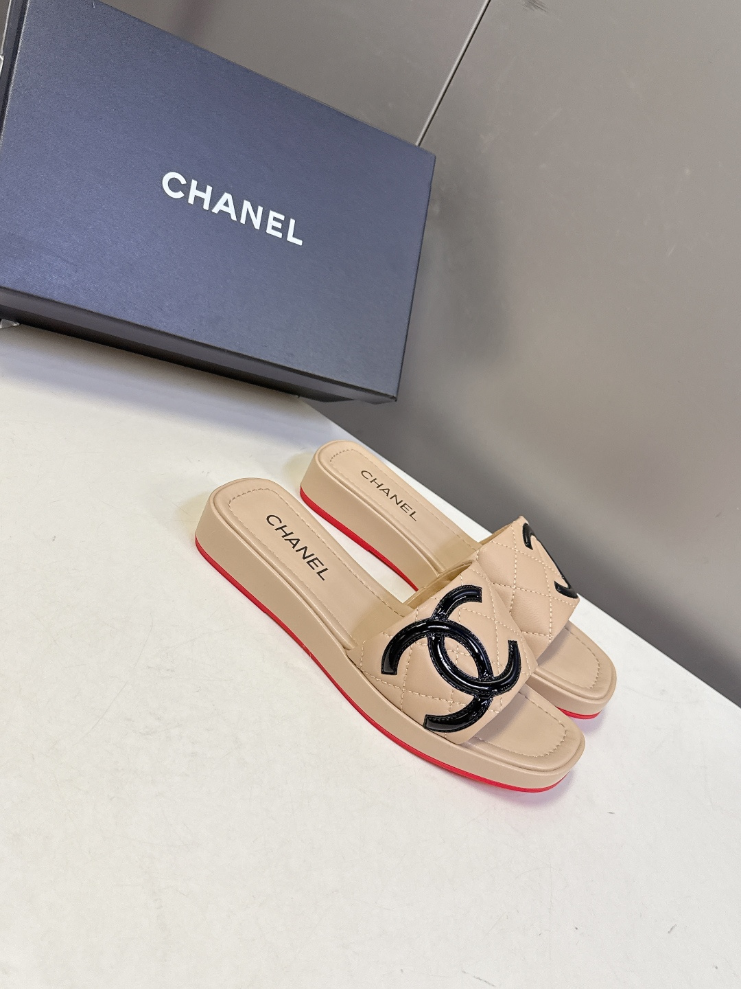 香奈儿CHANEL春夏最新款菱格纹厚底一字拖 超多明星网红种草 一字露趾凉拖设计，搭配厚底坡跟 能自然拉