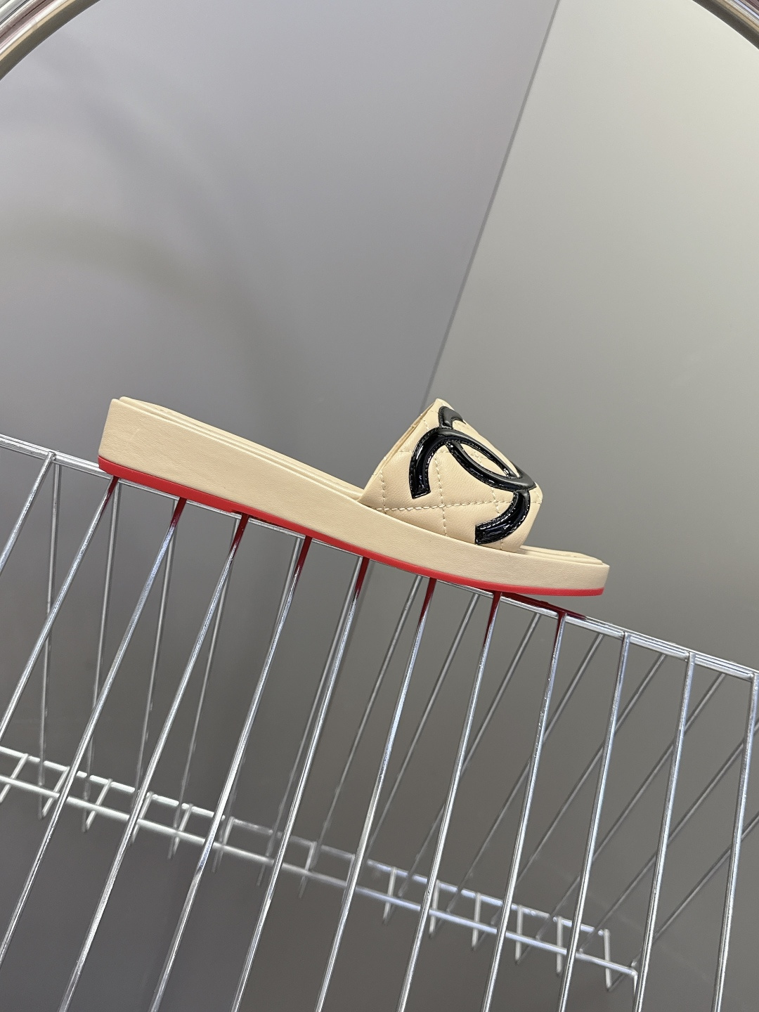 香奈儿CHANEL春夏最新款菱格纹厚底一字拖 超多明星网红种草 一字露趾凉拖设计，搭配厚底坡跟 能自然拉