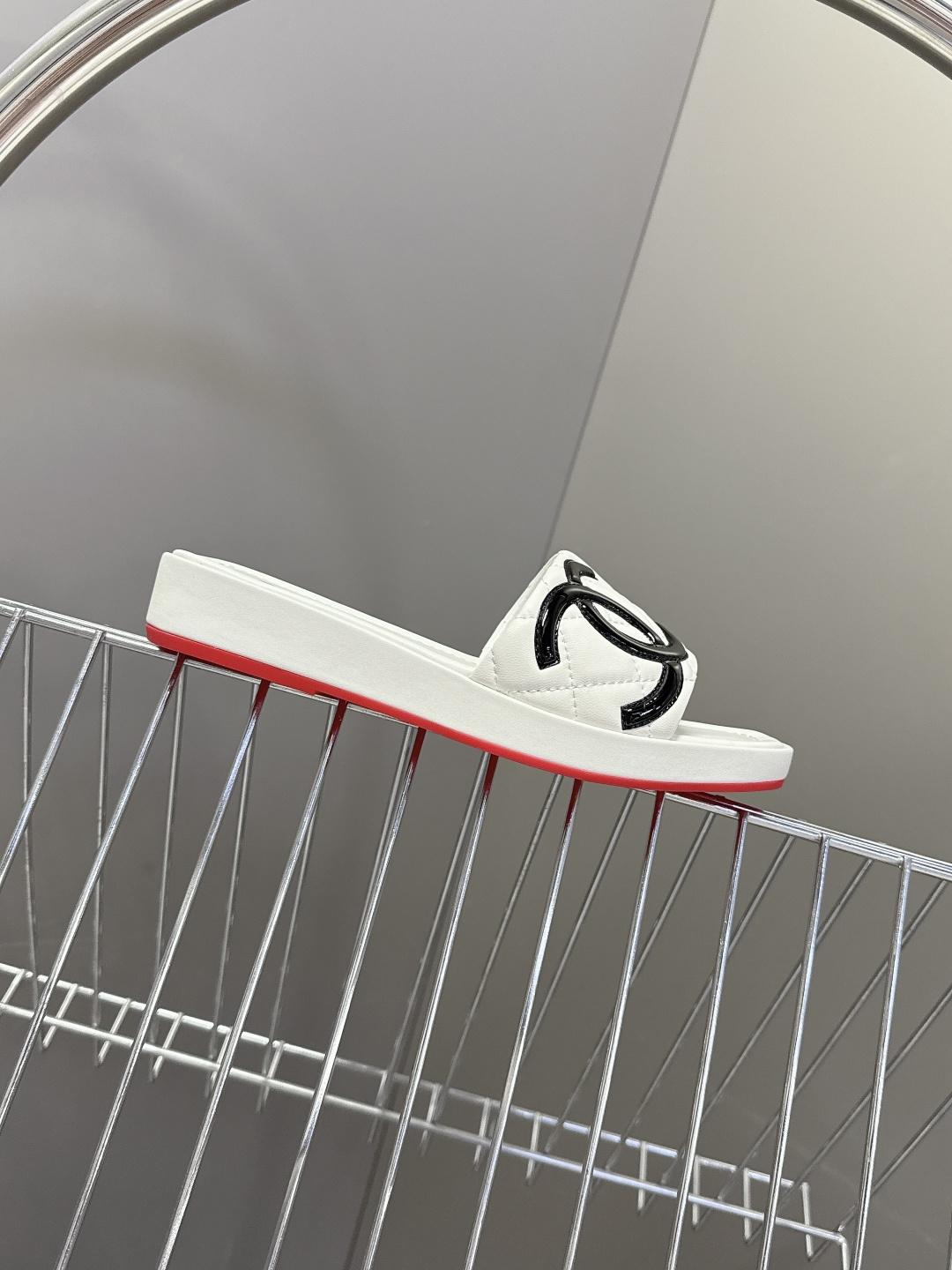 香奈儿CHANEL春夏最新款菱格纹厚底一字拖 超多明星网红种草 一字露趾凉拖设计，搭配厚底坡跟 能自然拉