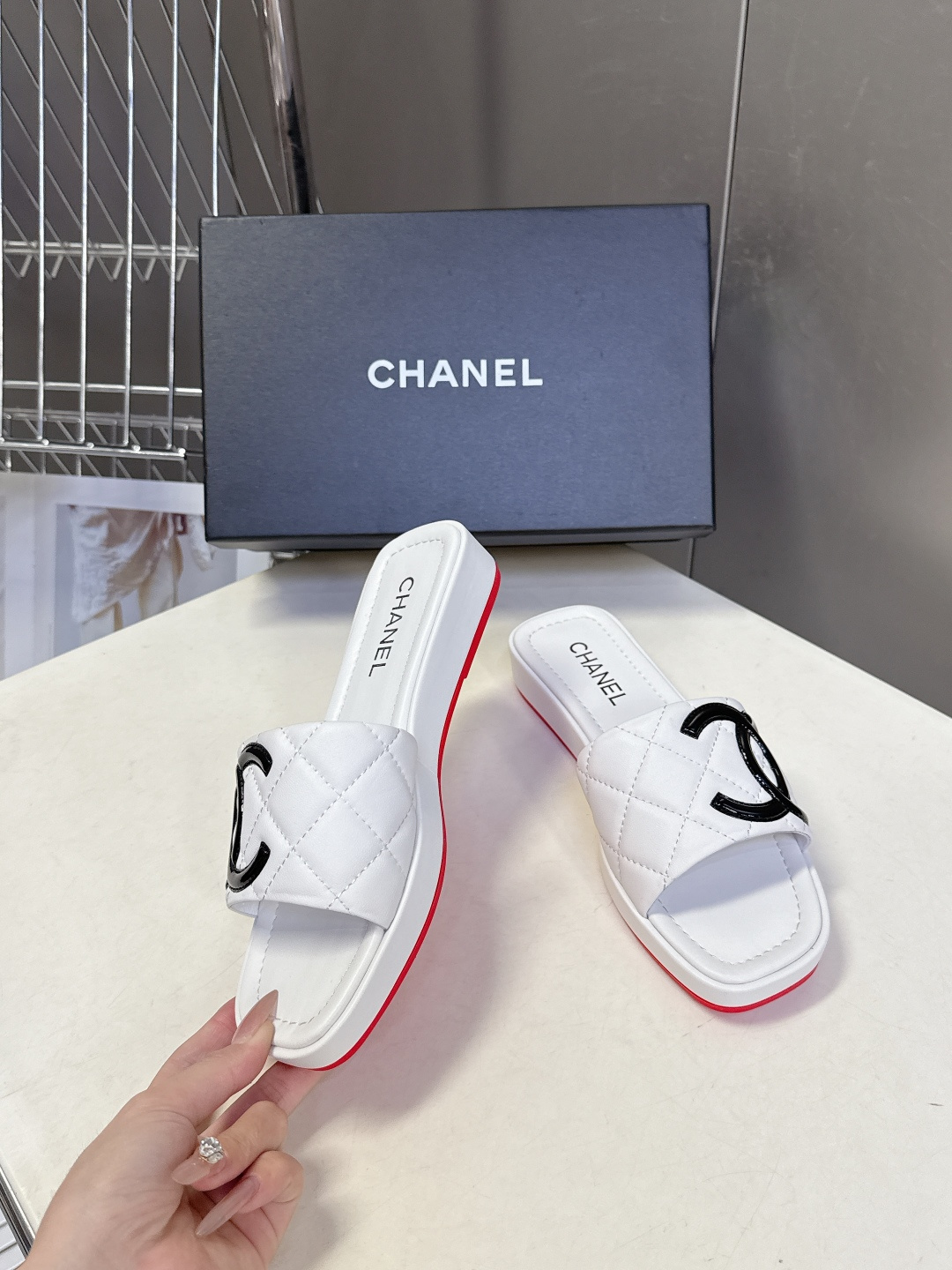 香奈儿CHANEL春夏最新款菱格纹厚底一字拖 超多明星网红种草 一字露趾凉拖设计，搭配厚底坡跟 能自然拉