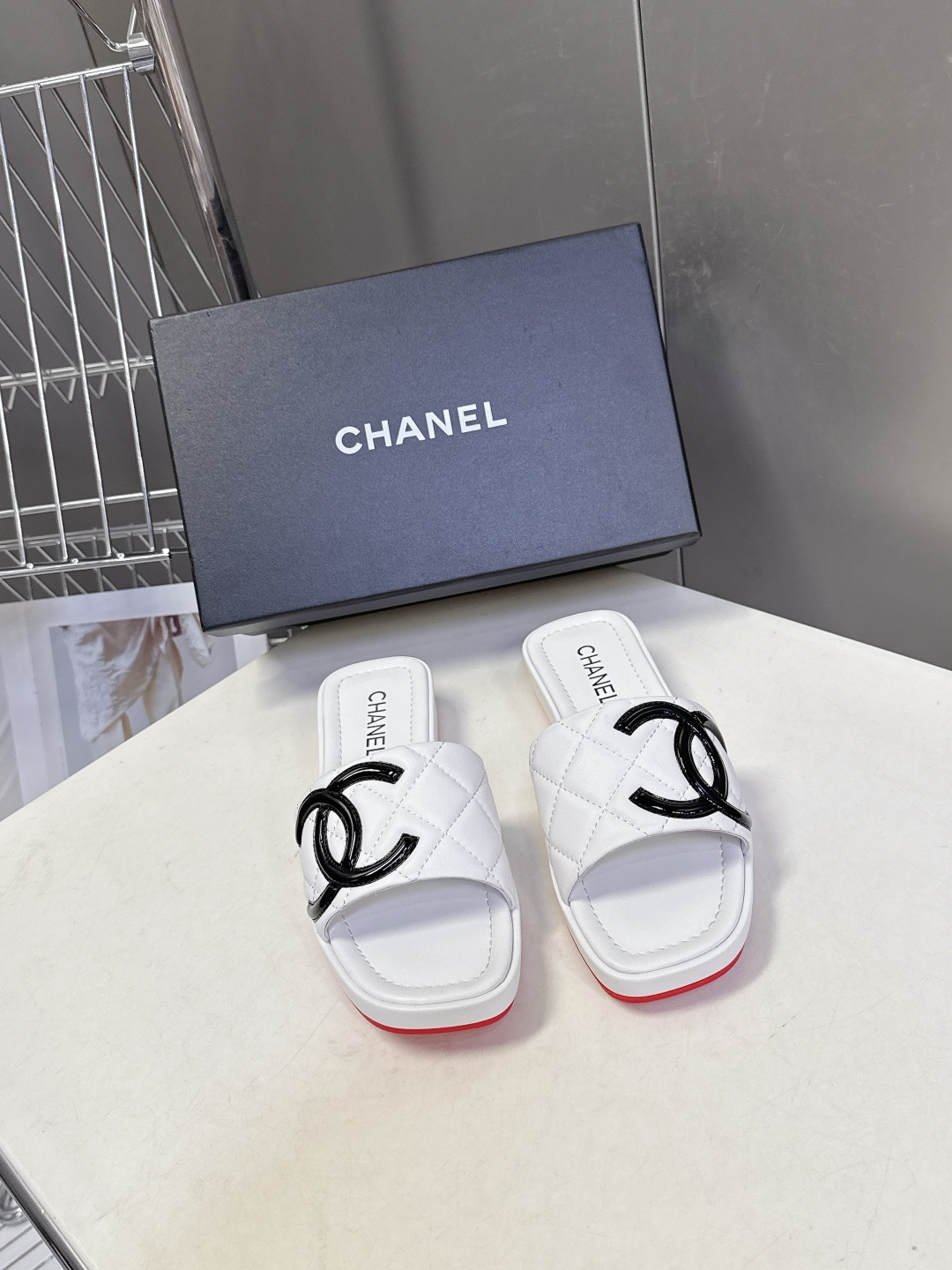 香奈儿CHANEL春夏最新款菱格纹厚底一字拖 超多明星网红种草 一字露趾凉拖设计，搭配厚底坡跟 能自然拉