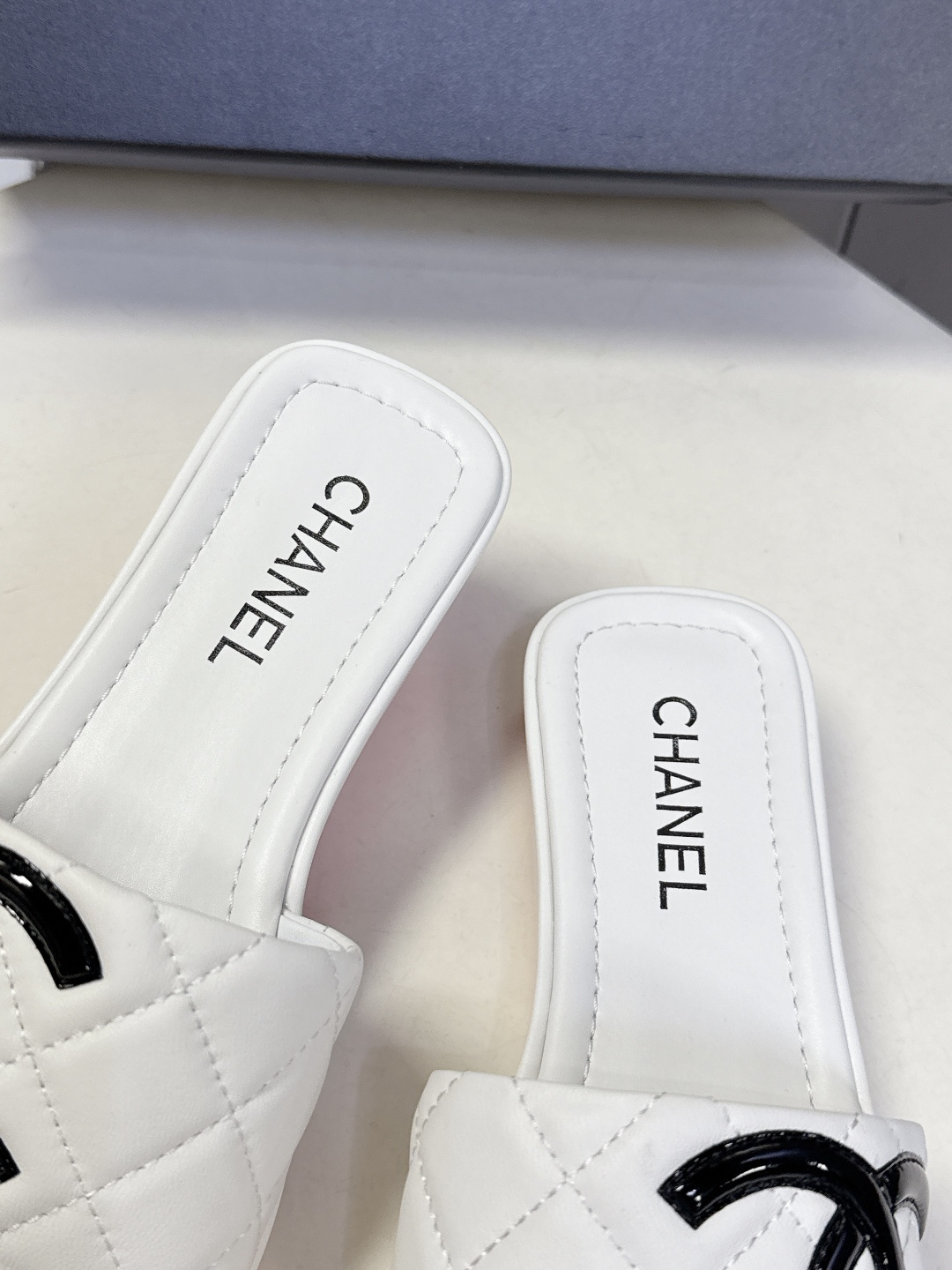 香奈儿CHANEL春夏最新款菱格纹厚底一字拖 超多明星网红种草 一字露趾凉拖设计，搭配厚底坡跟 能自然拉