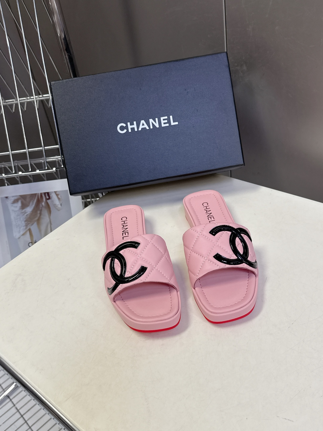 香奈儿CHANEL春夏最新款菱格纹厚底一字拖 超多明星网红种草 一字露趾凉拖设计，搭配厚底坡跟 能自然拉