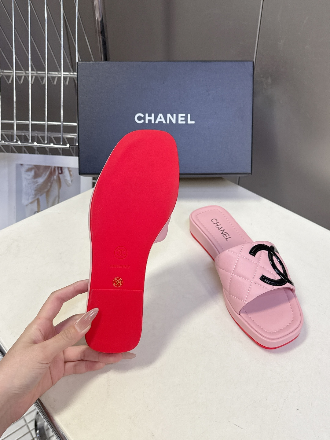 香奈儿CHANEL春夏最新款菱格纹厚底一字拖 超多明星网红种草 一字露趾凉拖设计，搭配厚底坡跟 能自然拉