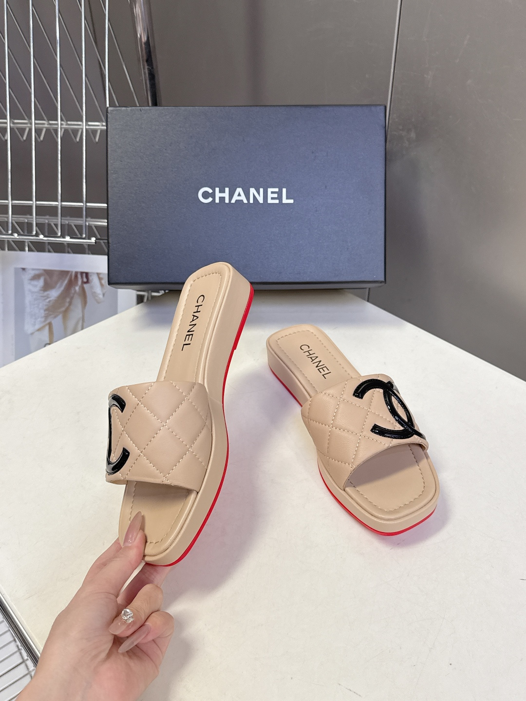 香奈儿CHANEL春夏最新款菱格纹厚底一字拖 超多明星网红种草 一字露趾凉拖设计，搭配厚底坡跟 能自然拉