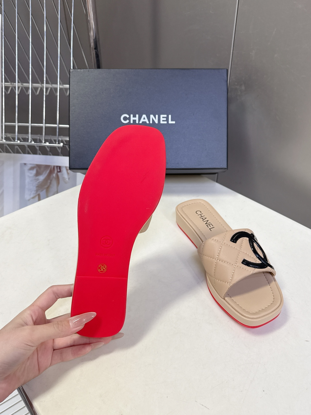 香奈儿CHANEL春夏最新款菱格纹厚底一字拖 超多明星网红种草 一字露趾凉拖设计，搭配厚底坡跟 能自然拉