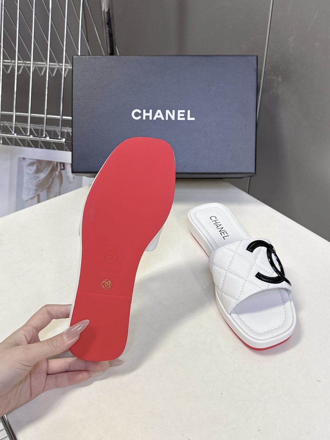 香奈儿CHANEL春夏最新款菱格纹厚底一字拖 超多明星网红种草 一字露趾凉拖设计，搭配厚底坡跟 能自然拉