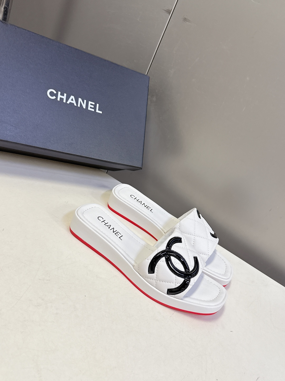 香奈儿CHANEL春夏最新款菱格纹厚底一字拖 超多明星网红种草 一字露趾凉拖设计，搭配厚底坡跟 能自然拉