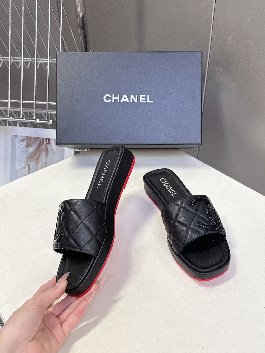 香奈儿CHANEL春夏最新款菱格纹厚底一字拖 超多明星网红种草 一字露趾凉拖设计，搭配厚底坡跟 能自然拉