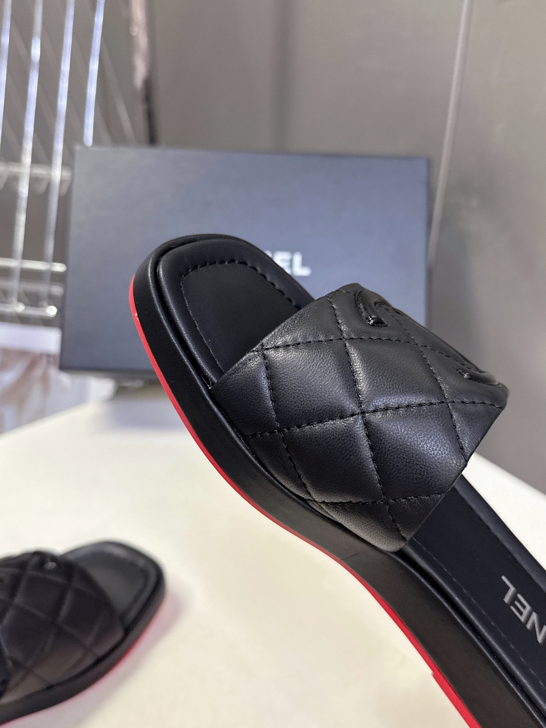 香奈儿CHANEL春夏最新款菱格纹厚底一字拖 超多明星网红种草 一字露趾凉拖设计，搭配厚底坡跟 能自然拉