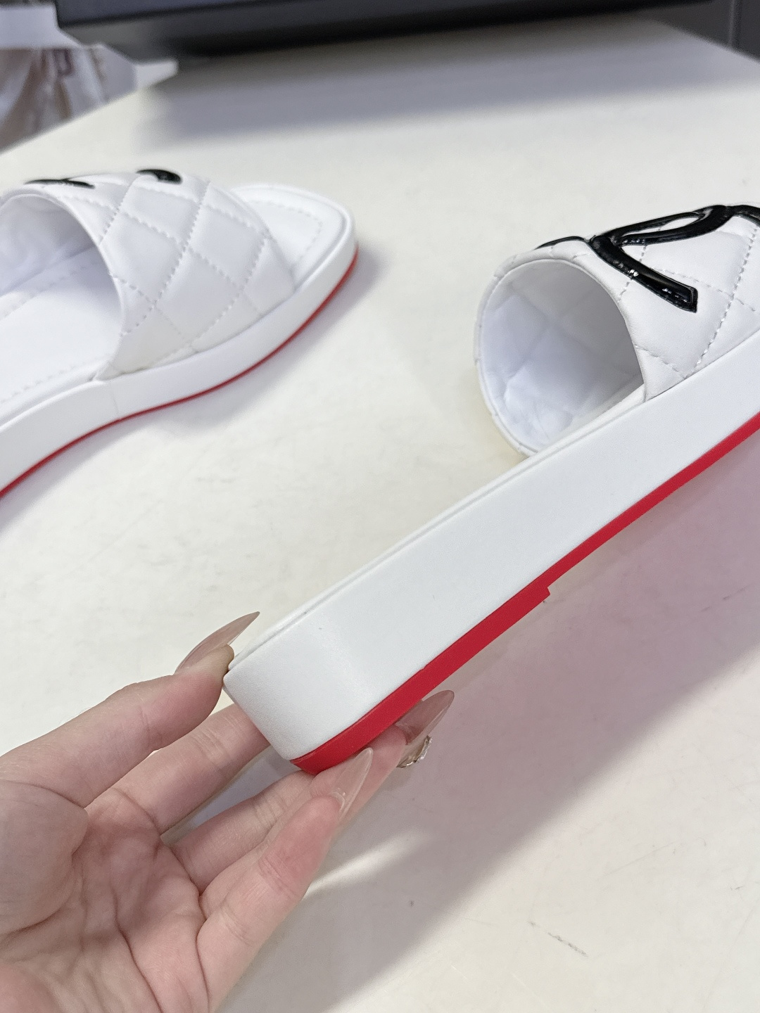 香奈儿CHANEL春夏最新款菱格纹厚底一字拖 超多明星网红种草 一字露趾凉拖设计，搭配厚底坡跟 能自然拉