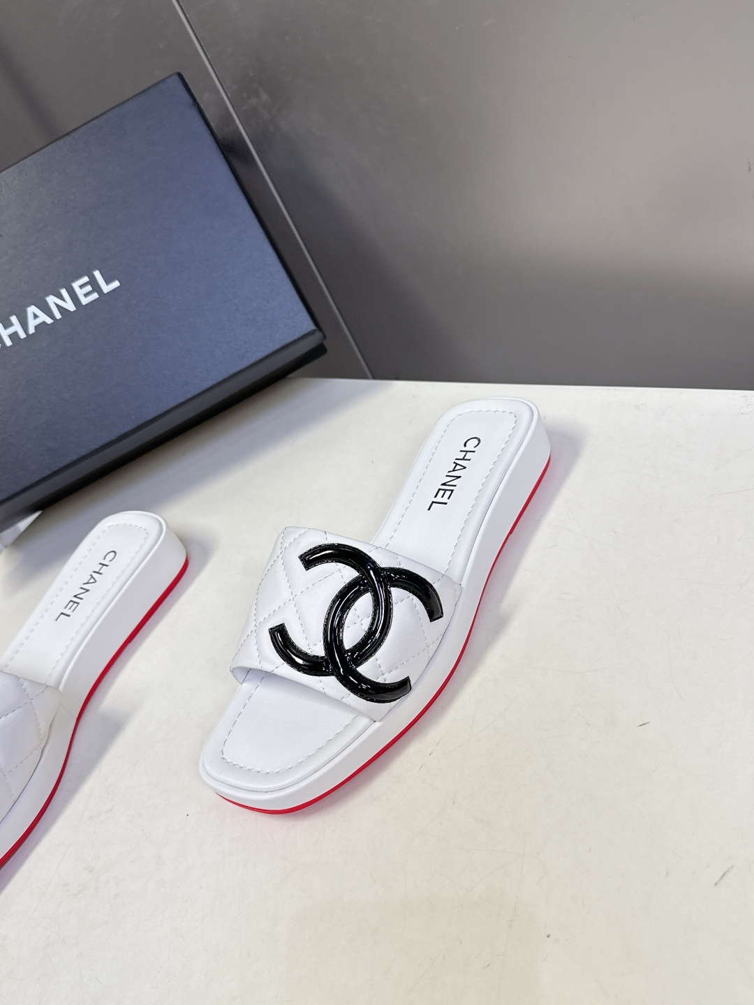 香奈儿CHANEL春夏最新款菱格纹厚底一字拖 超多明星网红种草 一字露趾凉拖设计，搭配厚底坡跟 能自然拉