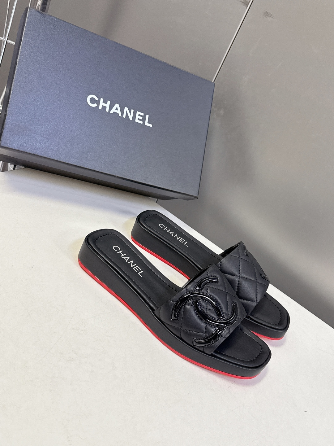 香奈儿CHANEL春夏最新款菱格纹厚底一字拖 超多明星网红种草 一字露趾凉拖设计，搭配厚底坡跟 能自然拉