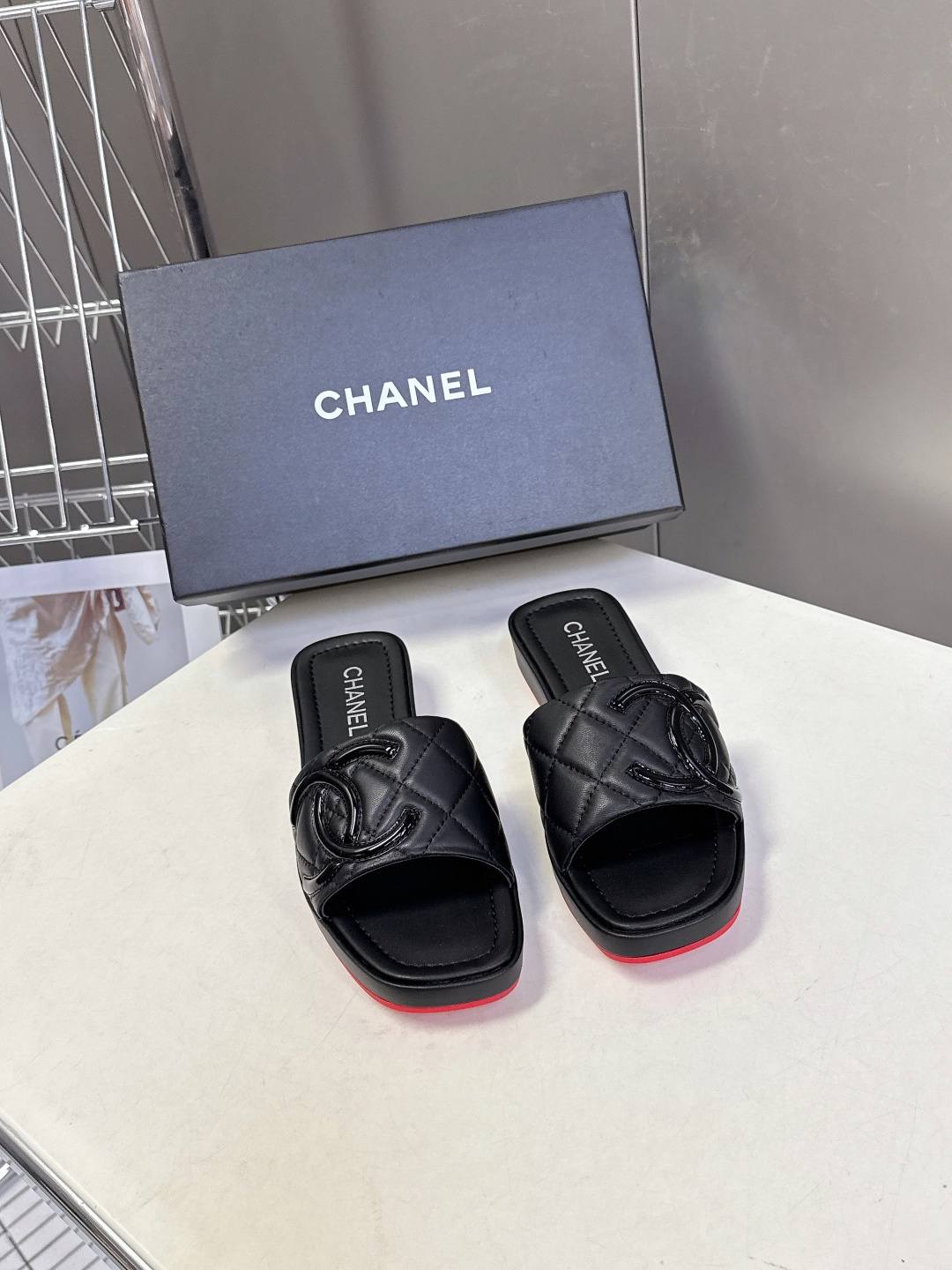 香奈儿CHANEL春夏最新款菱格纹厚底一字拖 超多明星网红种草 一字露趾凉拖设计，搭配厚底坡跟 能自然拉