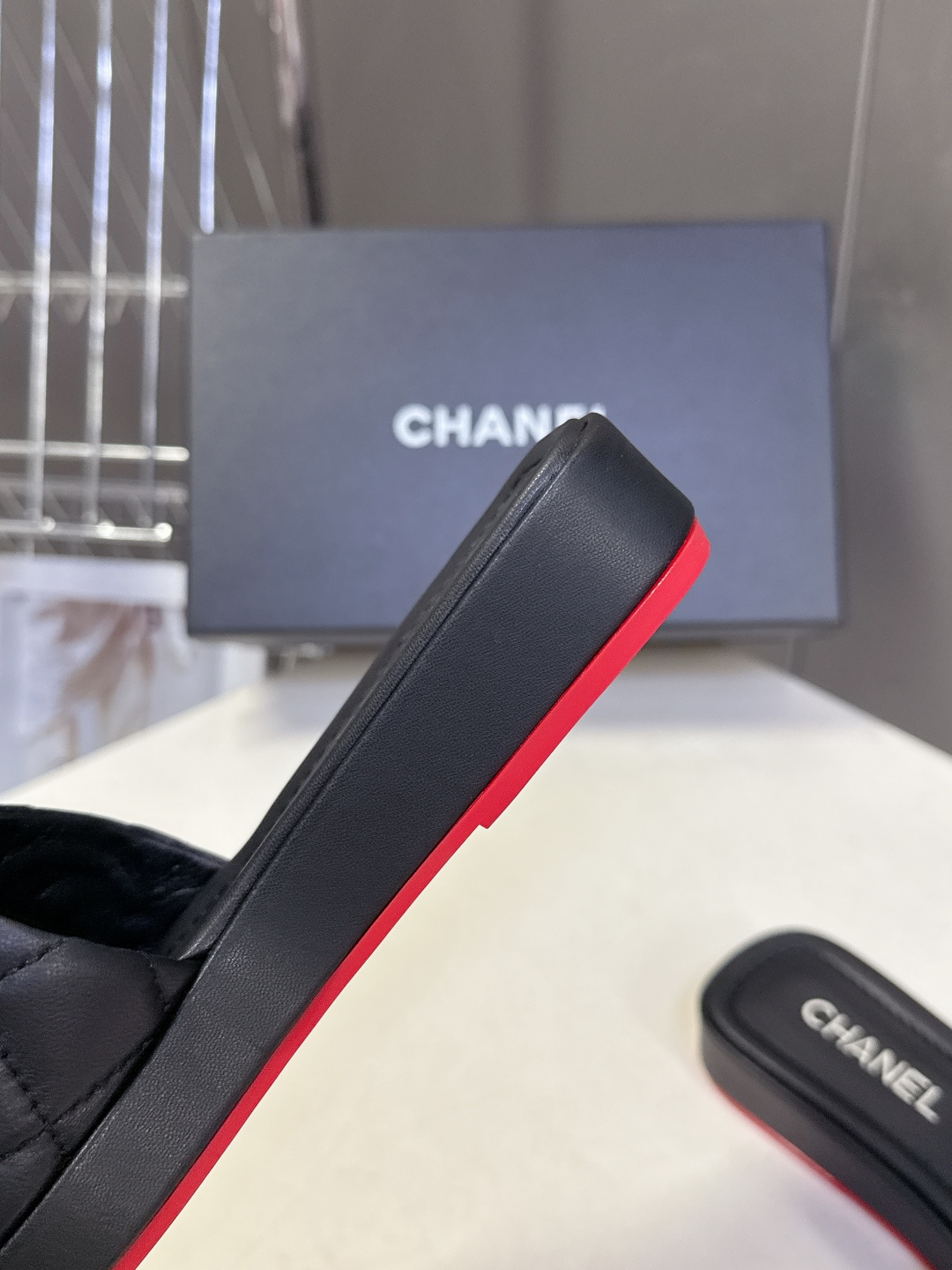 香奈儿CHANEL春夏最新款菱格纹厚底一字拖 超多明星网红种草 一字露趾凉拖设计，搭配厚底坡跟 能自然拉